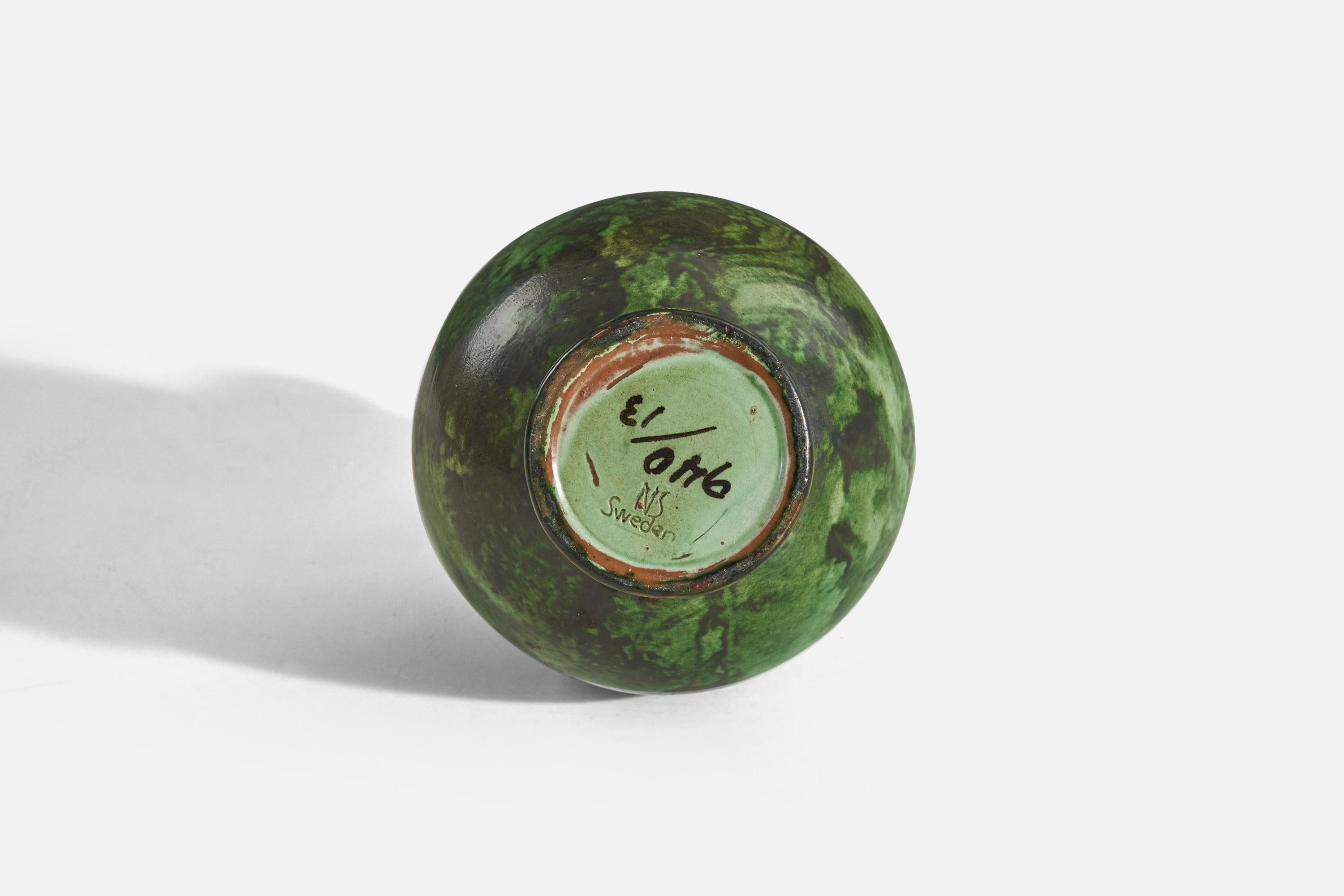 Metà XX secolo Erik Mornils, Vaso, terracotta smaltata verde, Nittsjö Svezia, anni '40 in vendita