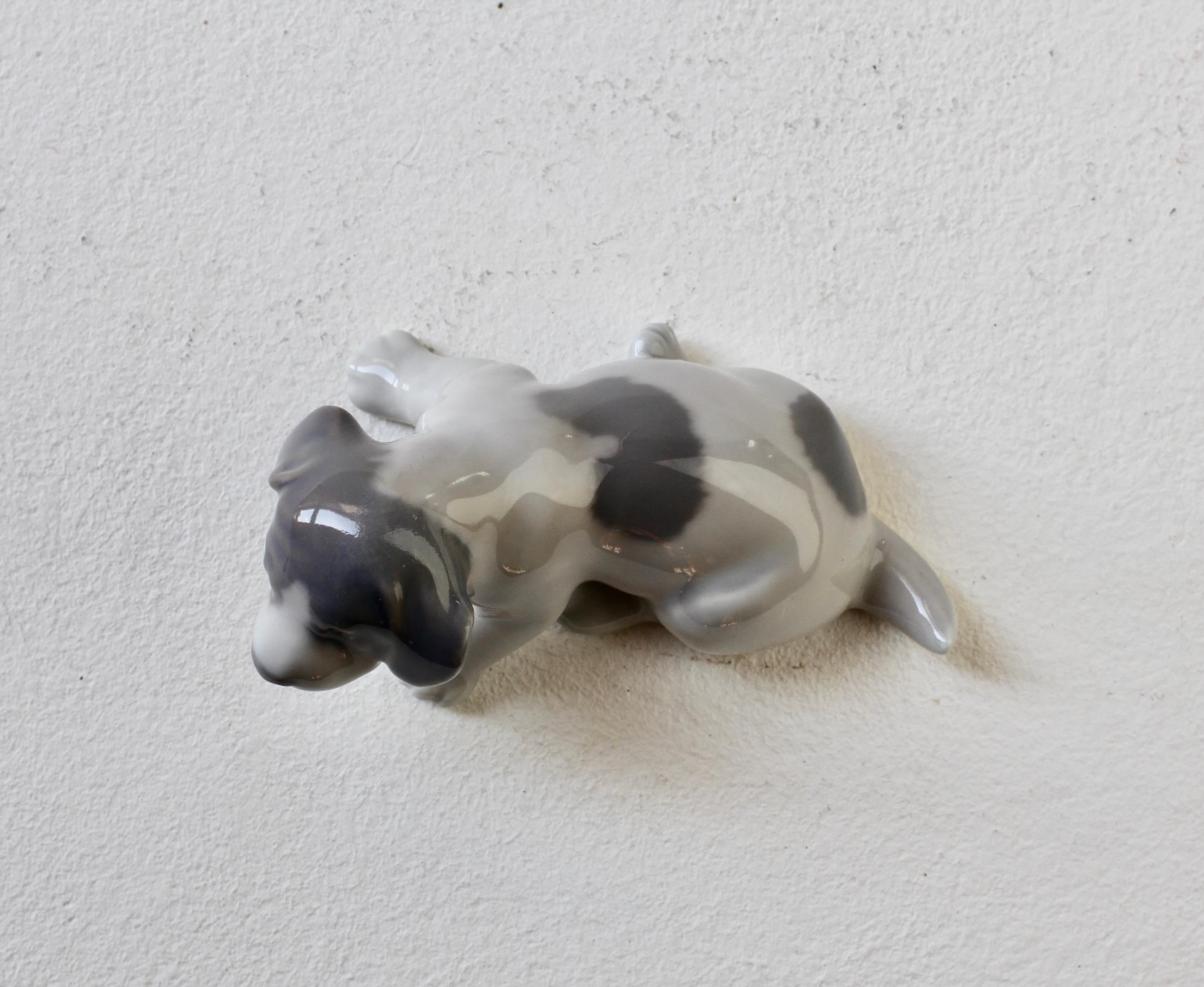 Erik Nielsen per Royal Copenhagen Cucciolo di cane in porcellana danese circa 1965 in vendita 3