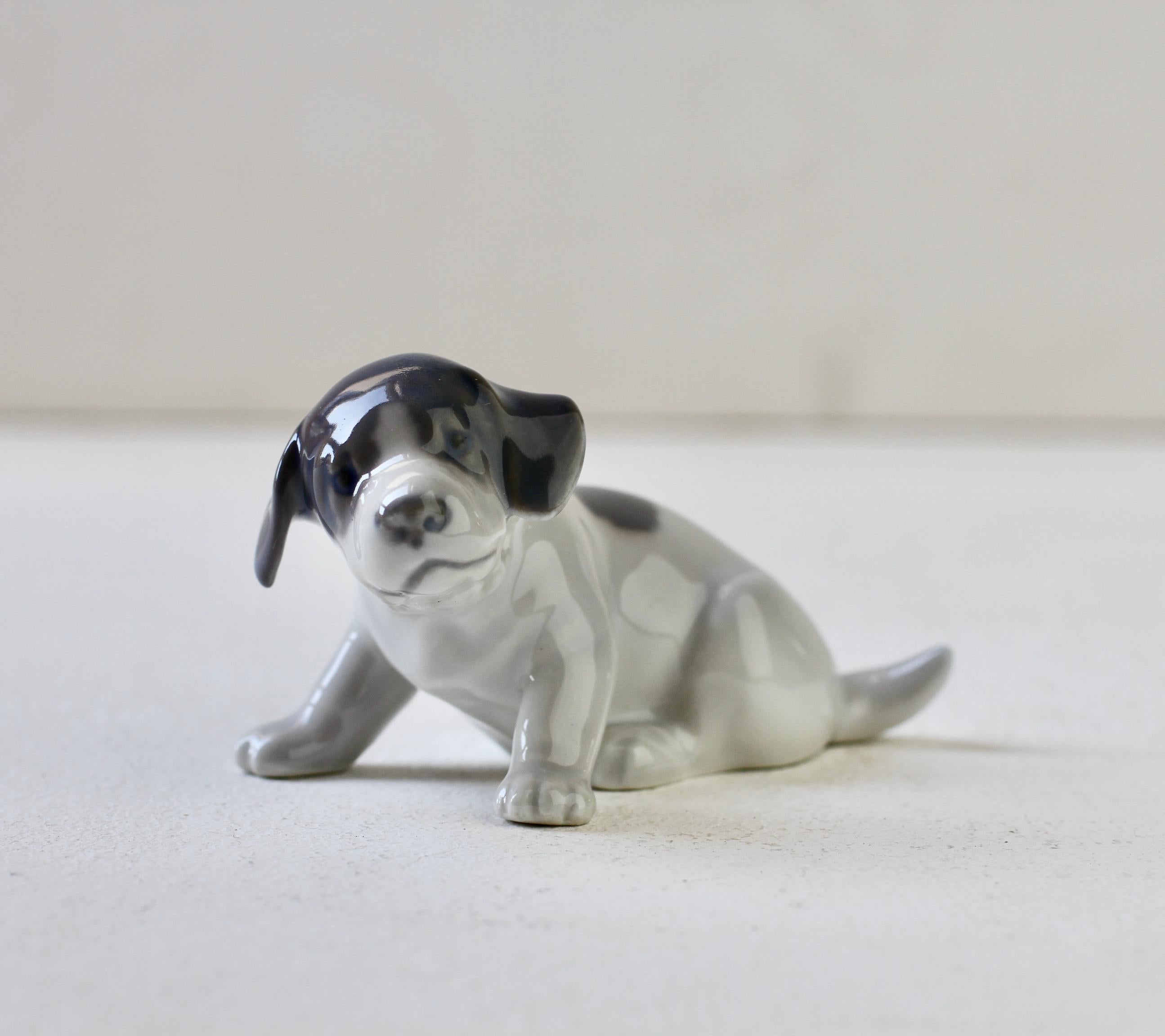 Bellissimo cucciolo o cane pointer decorato a mano da Erik Nielsen per Royal Copenhagen, firmato e contrassegnato, realizzato nel 1965 circa. Si tratta di un piccolo e delizioso pezzo di ceramica danese/scandinava vintage della metà del secolo.



