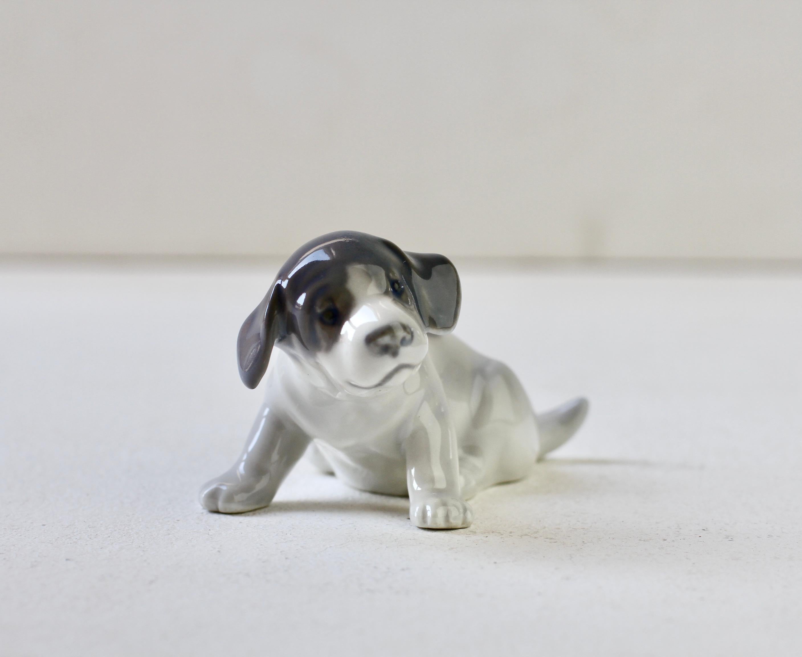 Mid-Century moderno Erik Nielsen per Royal Copenhagen Cucciolo di cane in porcellana danese circa 1965 in vendita