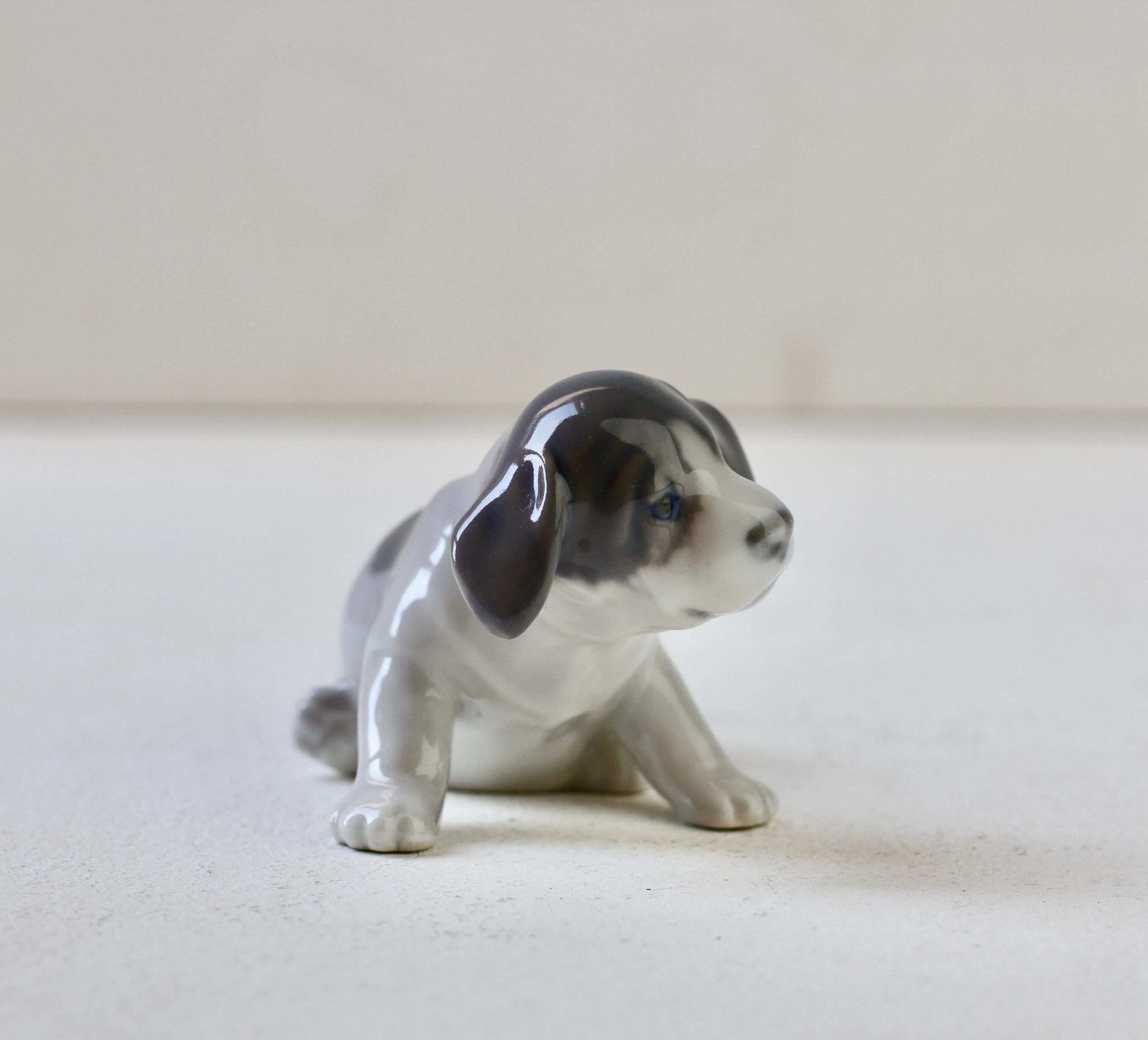 Danese Erik Nielsen per Royal Copenhagen Cucciolo di cane in porcellana danese circa 1965 in vendita