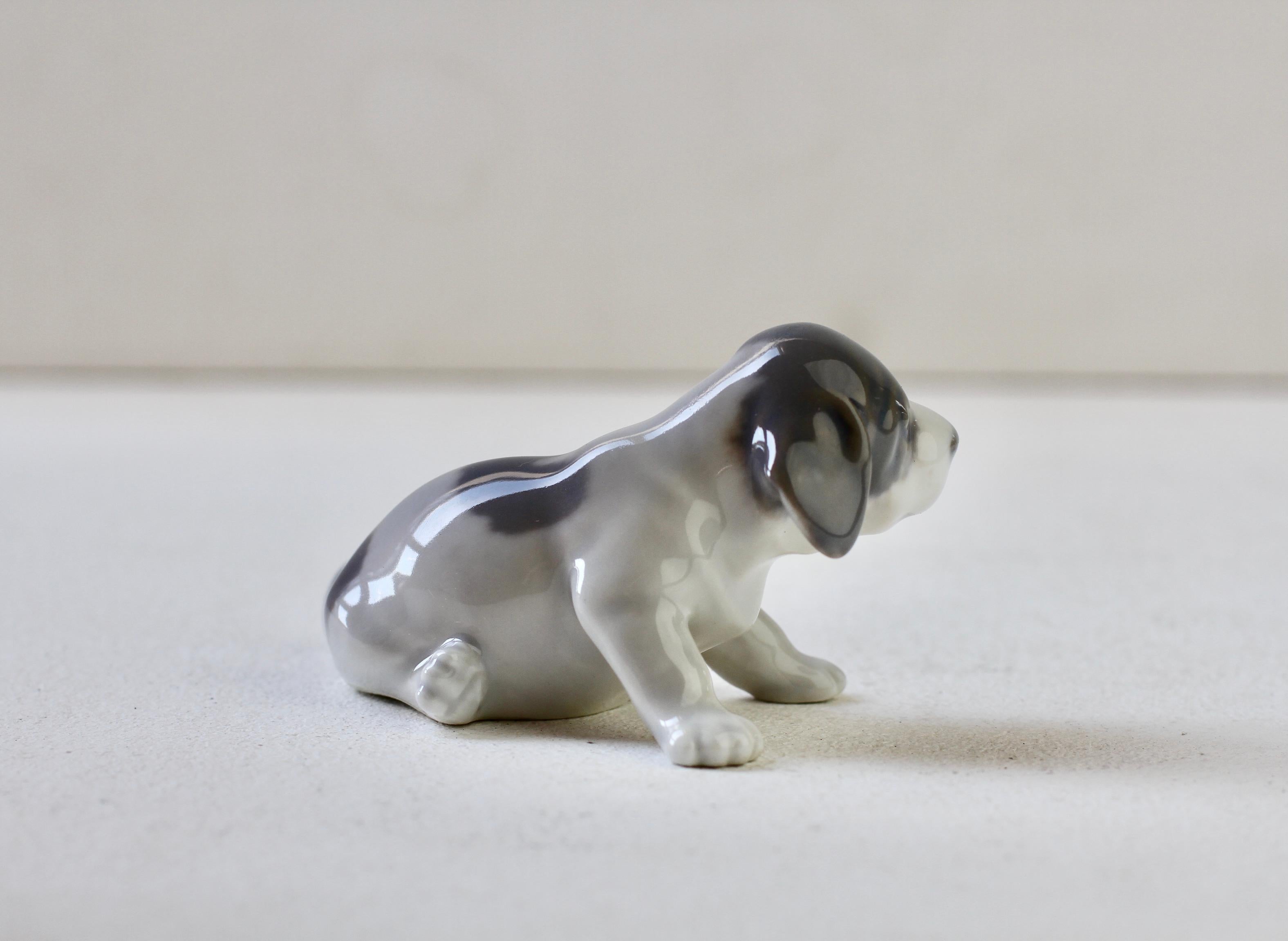 Smaltato Erik Nielsen per Royal Copenhagen Cucciolo di cane in porcellana danese circa 1965 in vendita