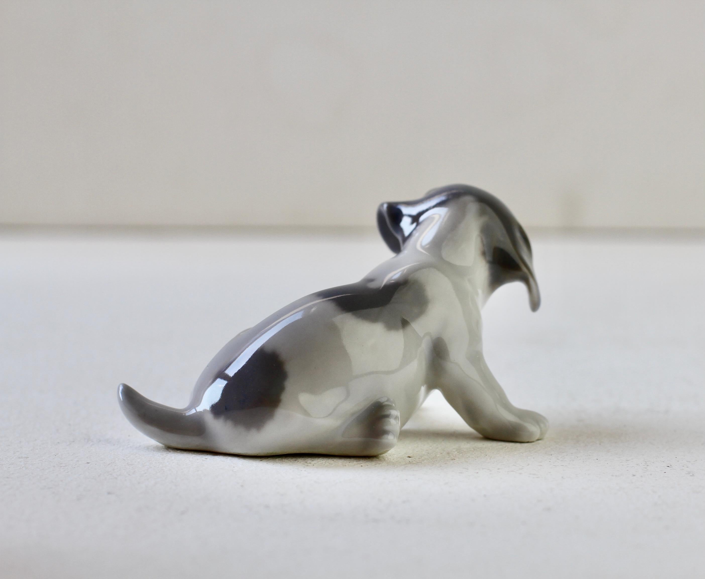 Erik Nielsen per Royal Copenhagen Cucciolo di cane in porcellana danese circa 1965 In condizioni ottime in vendita a Landau an der Isar, Bayern