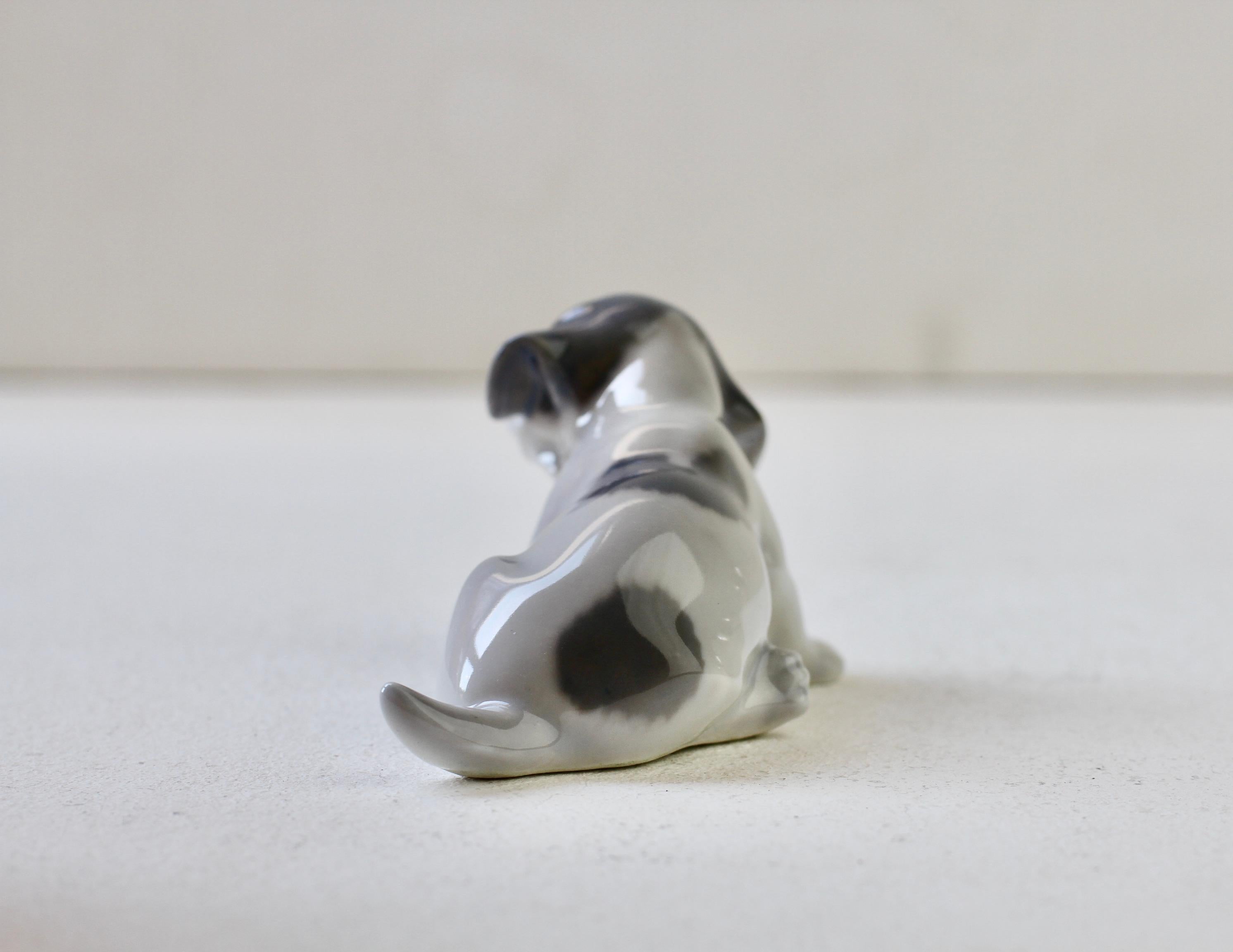 XX secolo Erik Nielsen per Royal Copenhagen Cucciolo di cane in porcellana danese circa 1965 in vendita