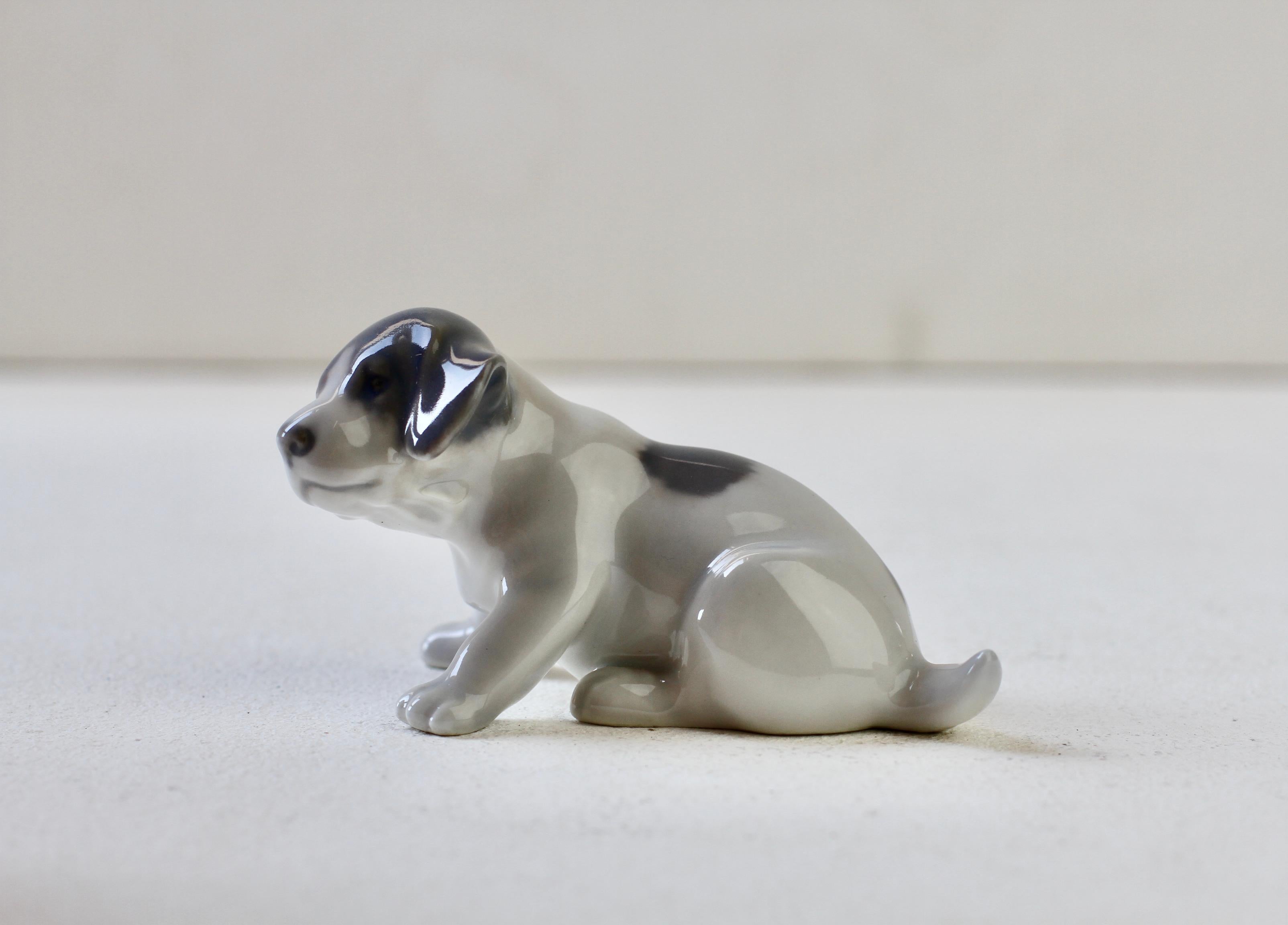 Porcellana Erik Nielsen per Royal Copenhagen Cucciolo di cane in porcellana danese circa 1965 in vendita