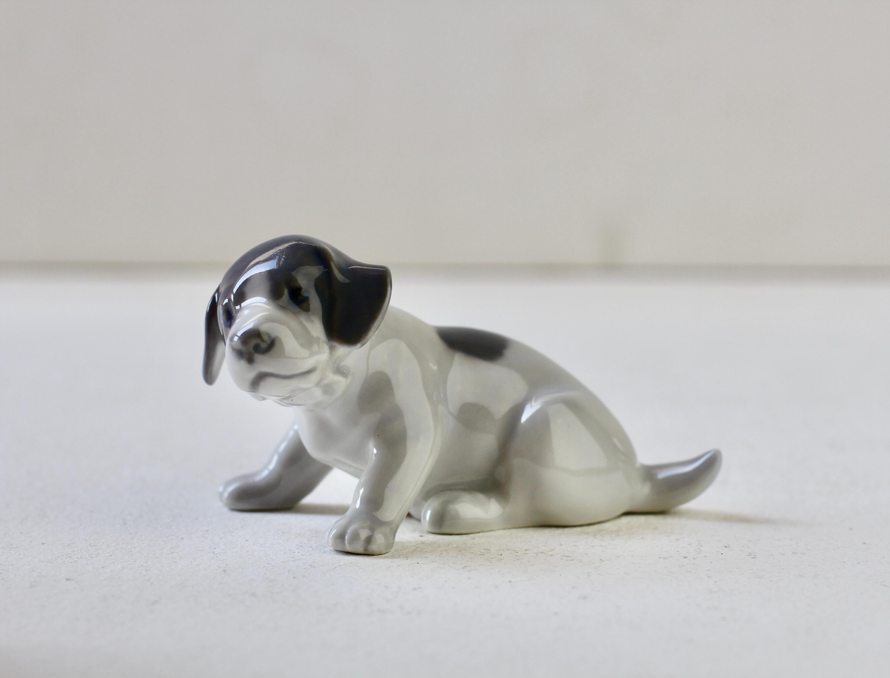 Erik Nielsen per Royal Copenhagen Cucciolo di cane in porcellana danese circa 1965 in vendita 1