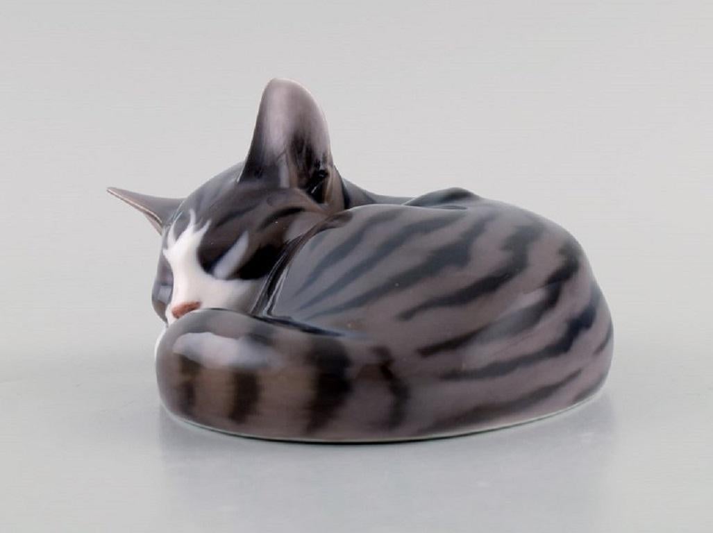 Erik Nielsen for Royal Copenhagen. Porcelain figure. Sleeping cat. 
Model number 1025/422. Dated 1950.
Measures: 14.5 x 7.5 cm
In excellent condition.
Stamped.
1st factory quality.