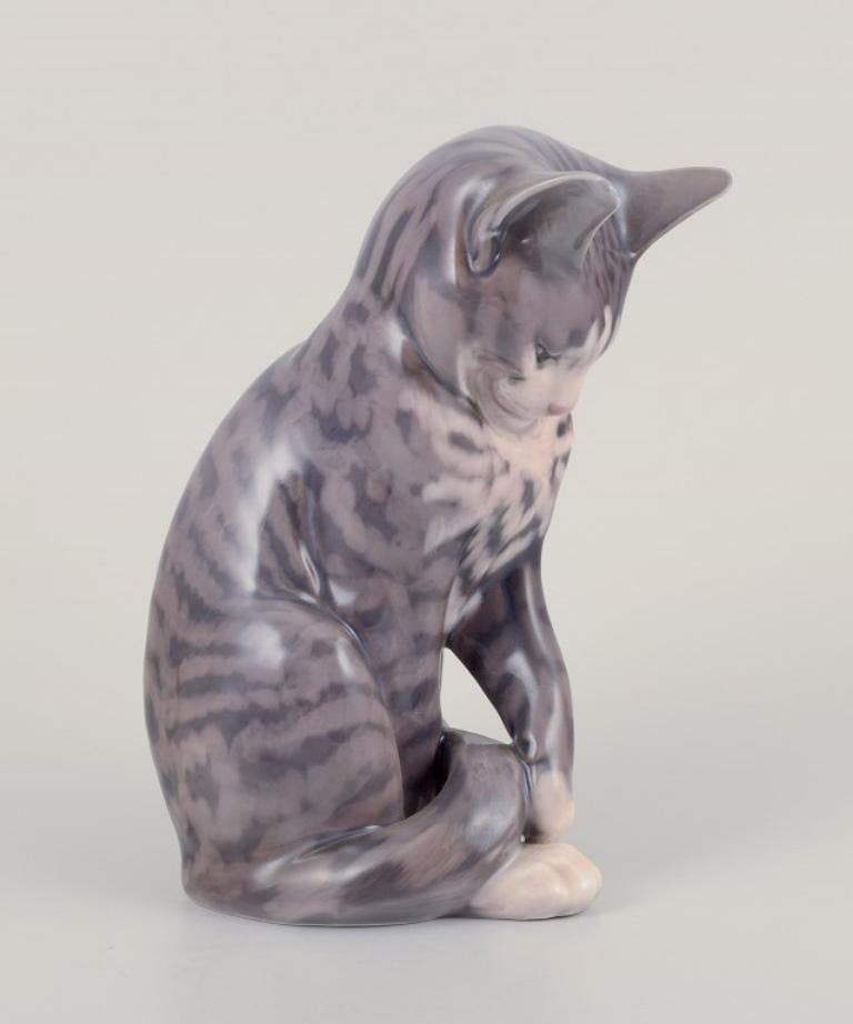 Danese Erik Nielsen per Royal Copenhagen. Statuetta in porcellana di gatto grigio a strisce. in vendita