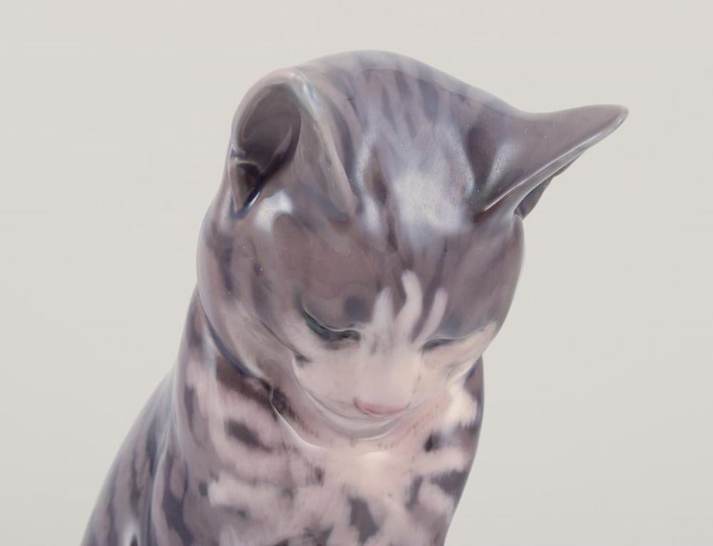 Metà XX secolo Erik Nielsen per Royal Copenhagen. Statuetta in porcellana di gatto grigio a strisce. in vendita