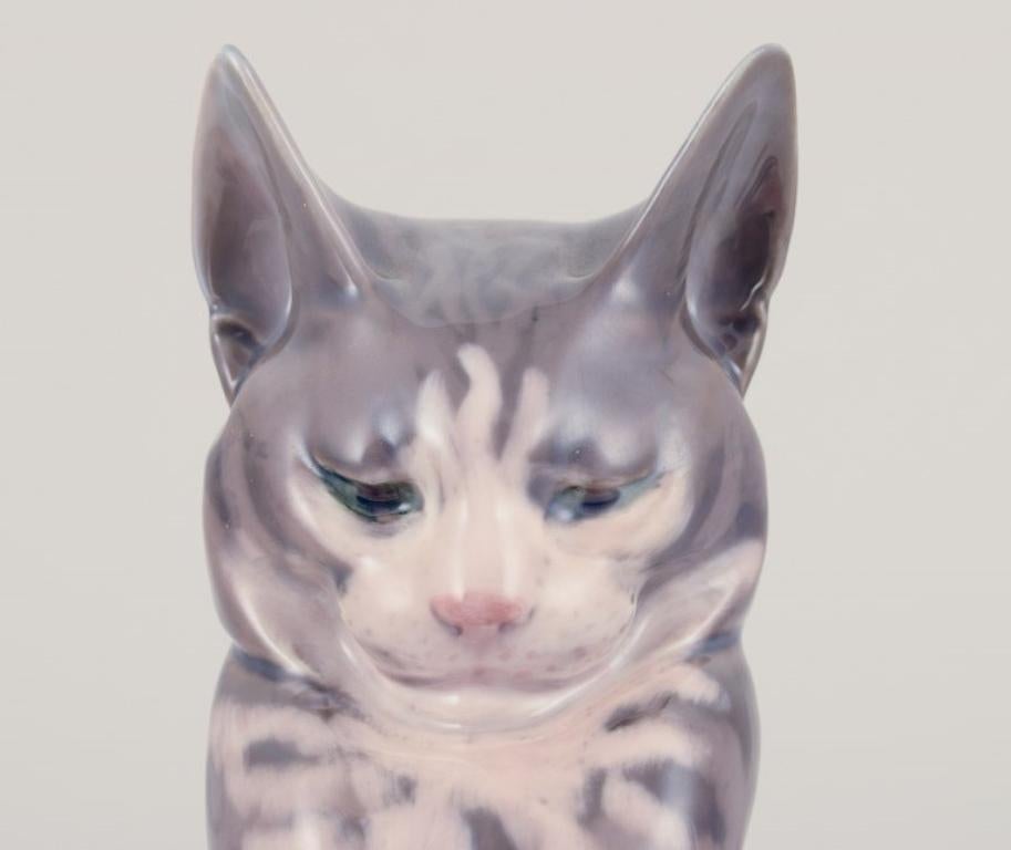 Porcellana Erik Nielsen per Royal Copenhagen. Statuetta in porcellana di gatto grigio a strisce. in vendita