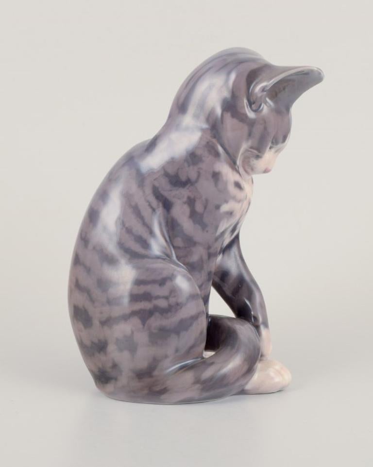 Erik Nielsen per Royal Copenhagen. Statuetta in porcellana di gatto grigio a strisce. in vendita 1