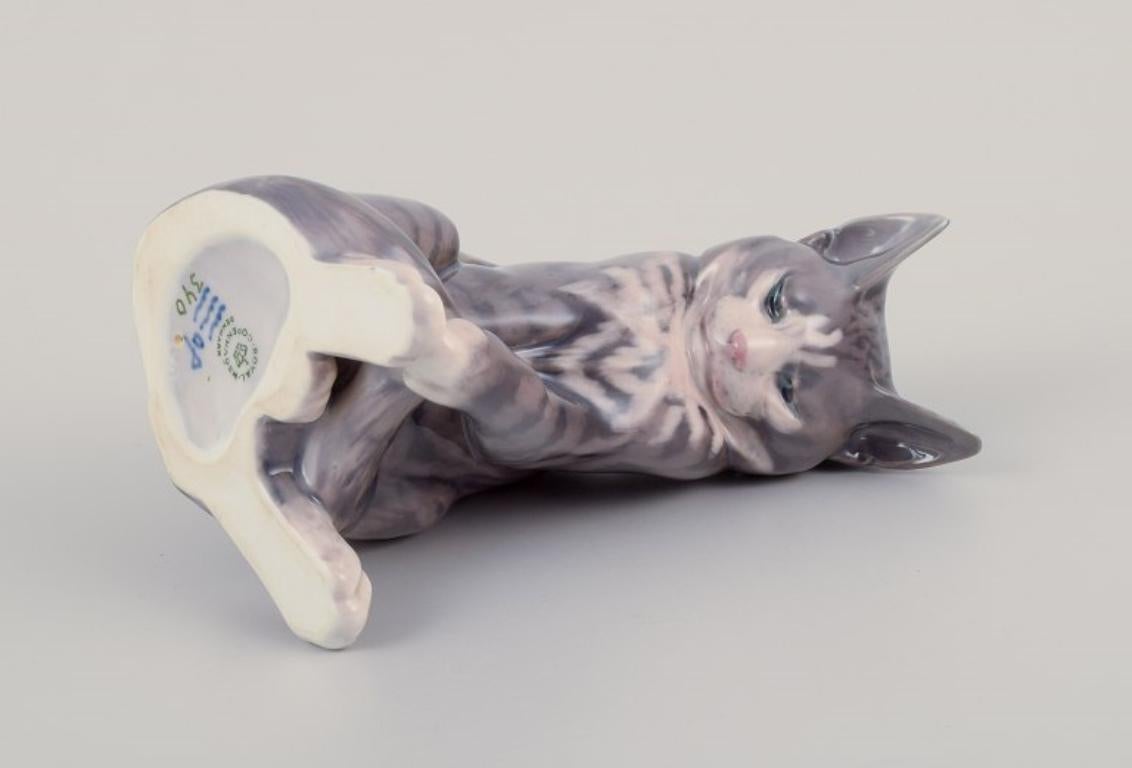 Erik Nielsen per Royal Copenhagen. Statuetta in porcellana di gatto grigio a strisce. in vendita 2