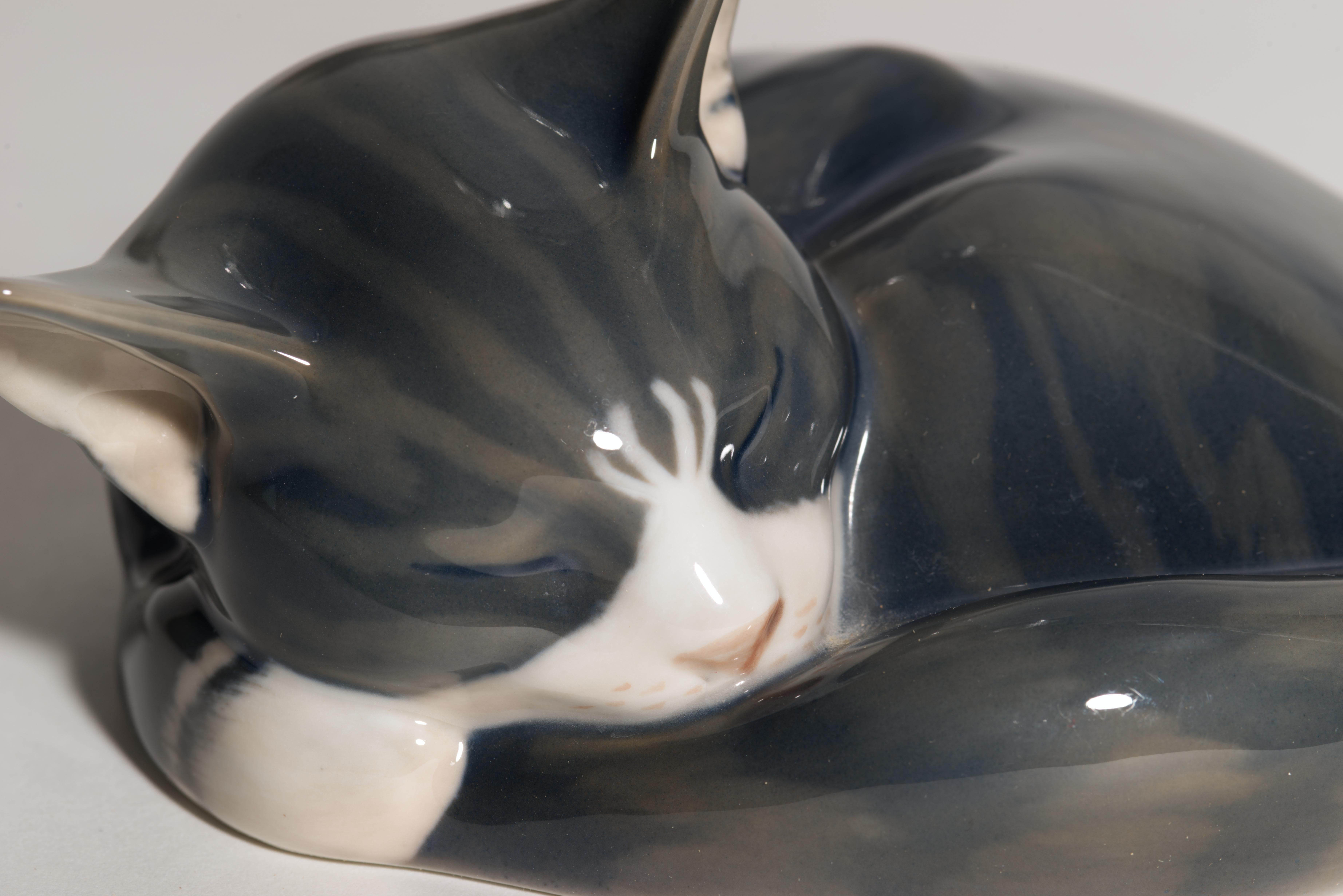 Scandinavo moderno Erik Nielsen per Royal Copenhagen Gatto soriano addormentato in porcellana in vendita