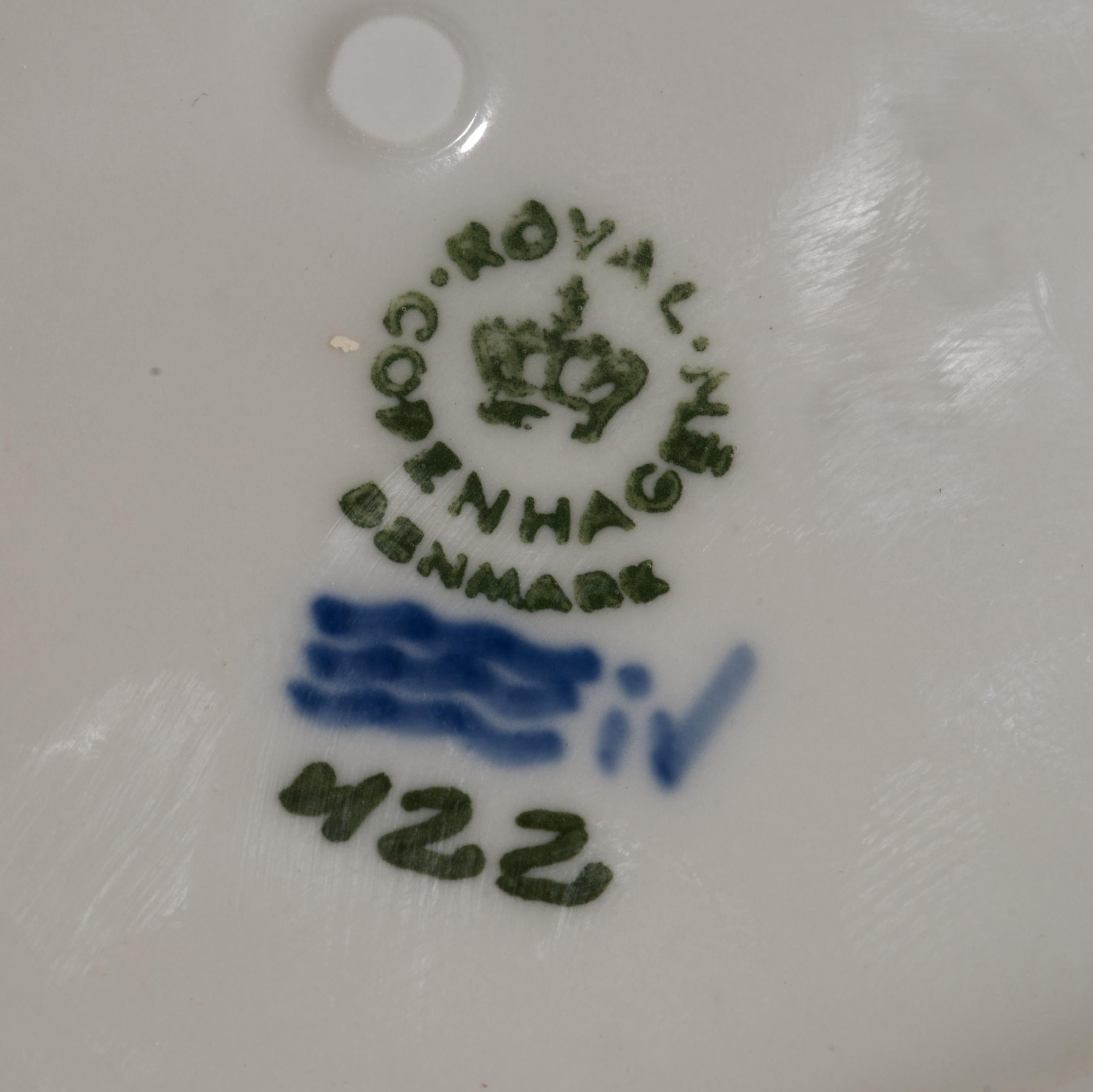 XX secolo Erik Nielsen per Royal Copenhagen Gatto soriano addormentato in porcellana in vendita