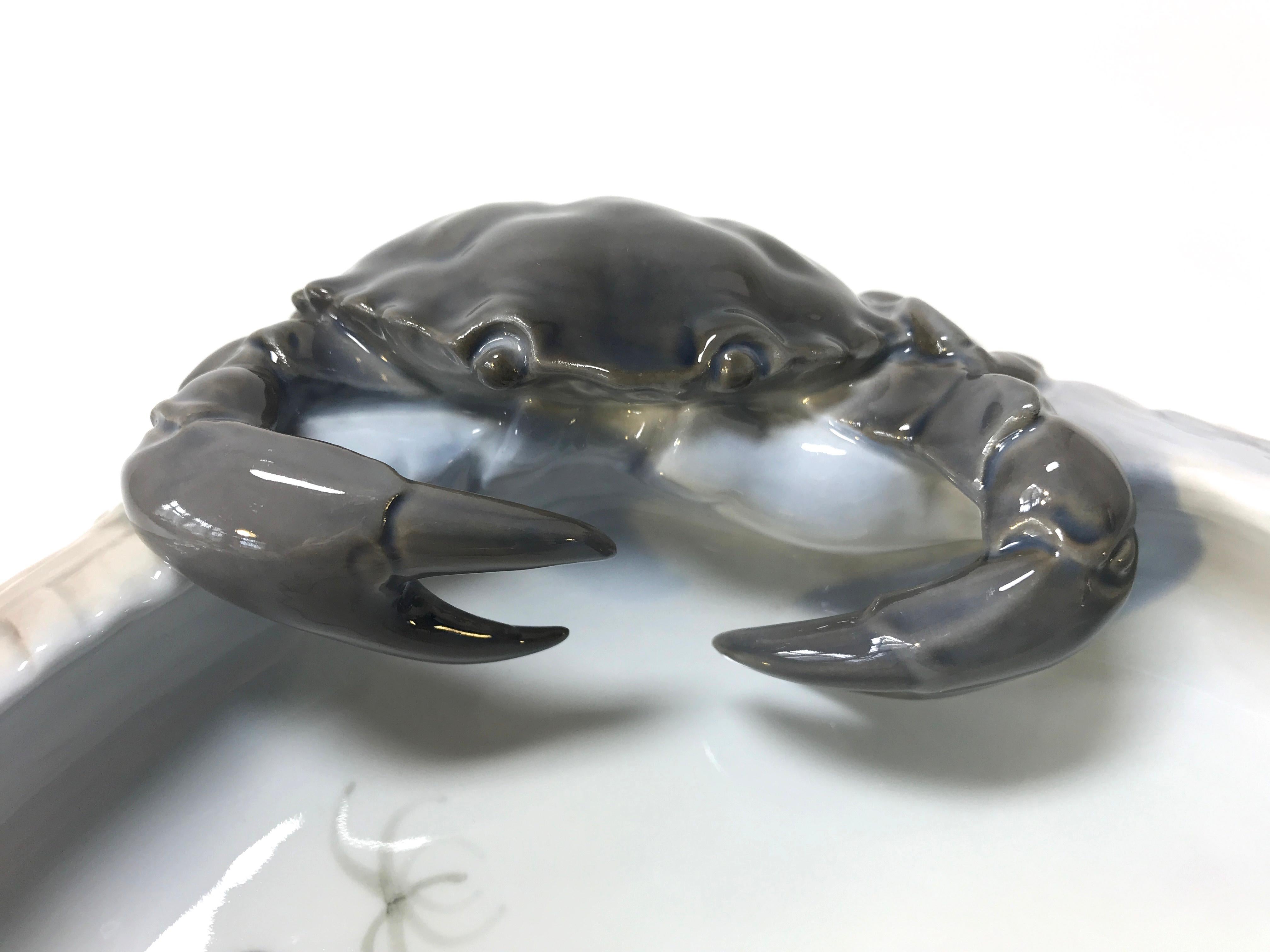 Art déco Erik Nielsen, plat à vide-poche en porcelaine Royal Copenhagen avec crabe et poisson #2465