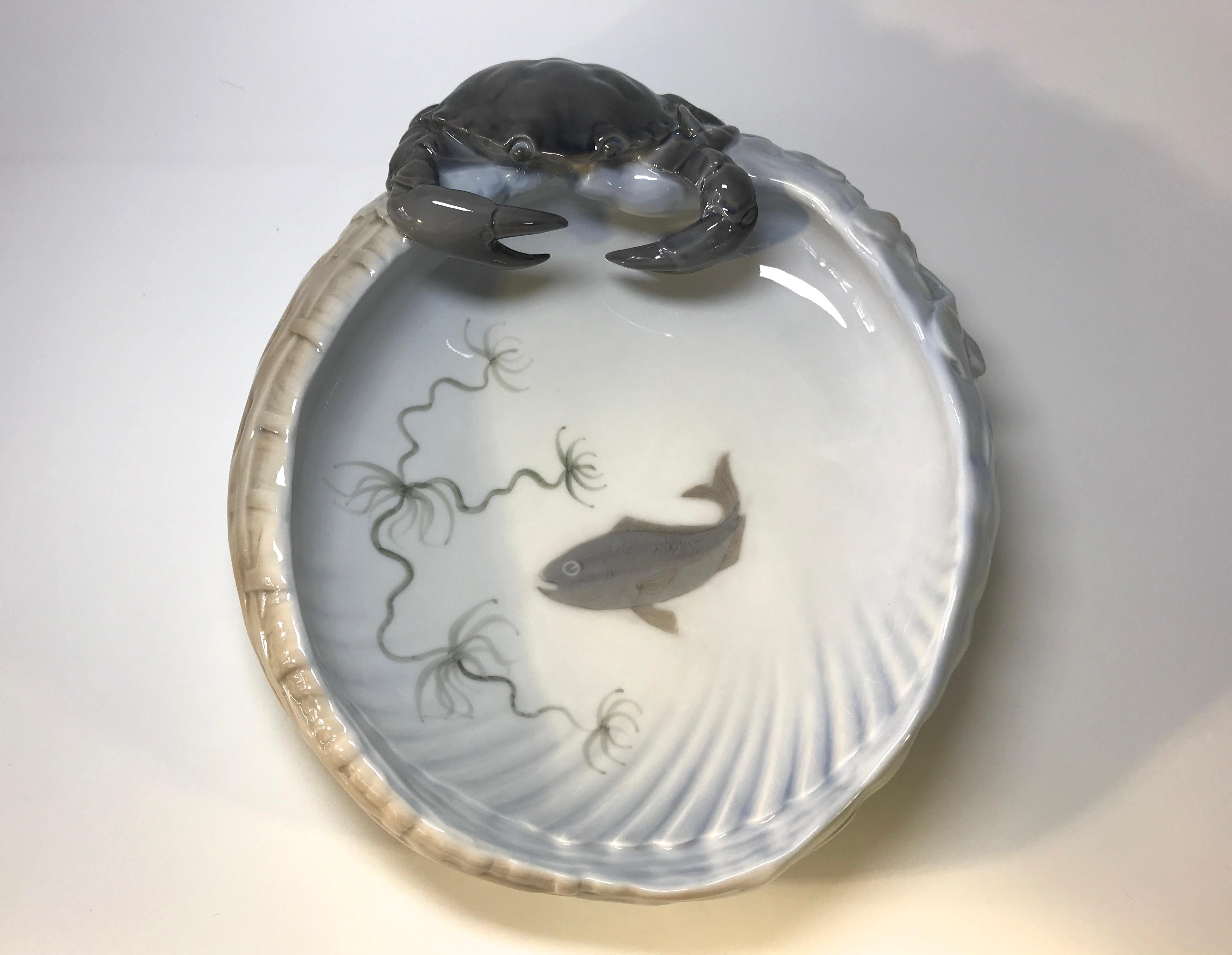Erik Nielsen, plat à vide-poche en porcelaine Royal Copenhagen avec crabe et poisson #2465 Bon état à Rothley, Leicestershire