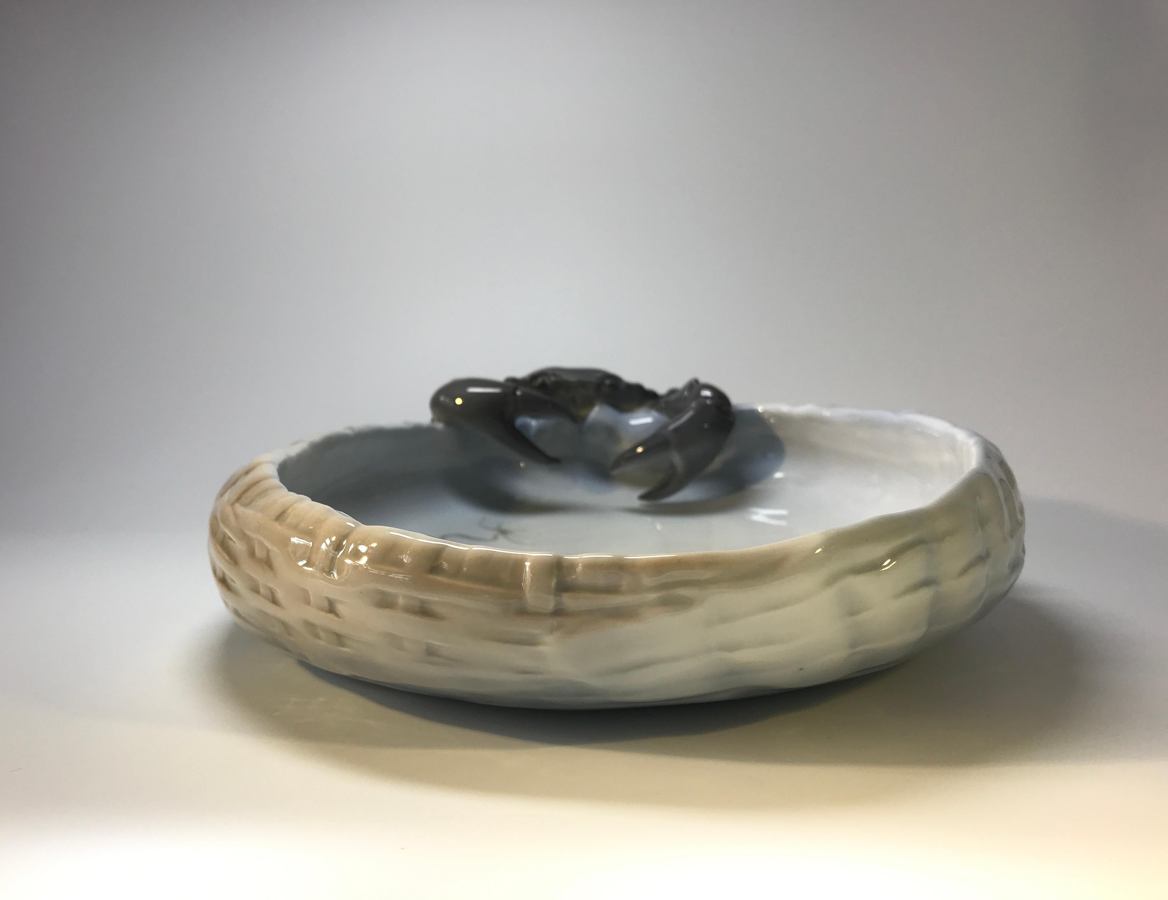 20ième siècle Erik Nielsen, plat à vide-poche en porcelaine Royal Copenhagen avec crabe et poisson #2465