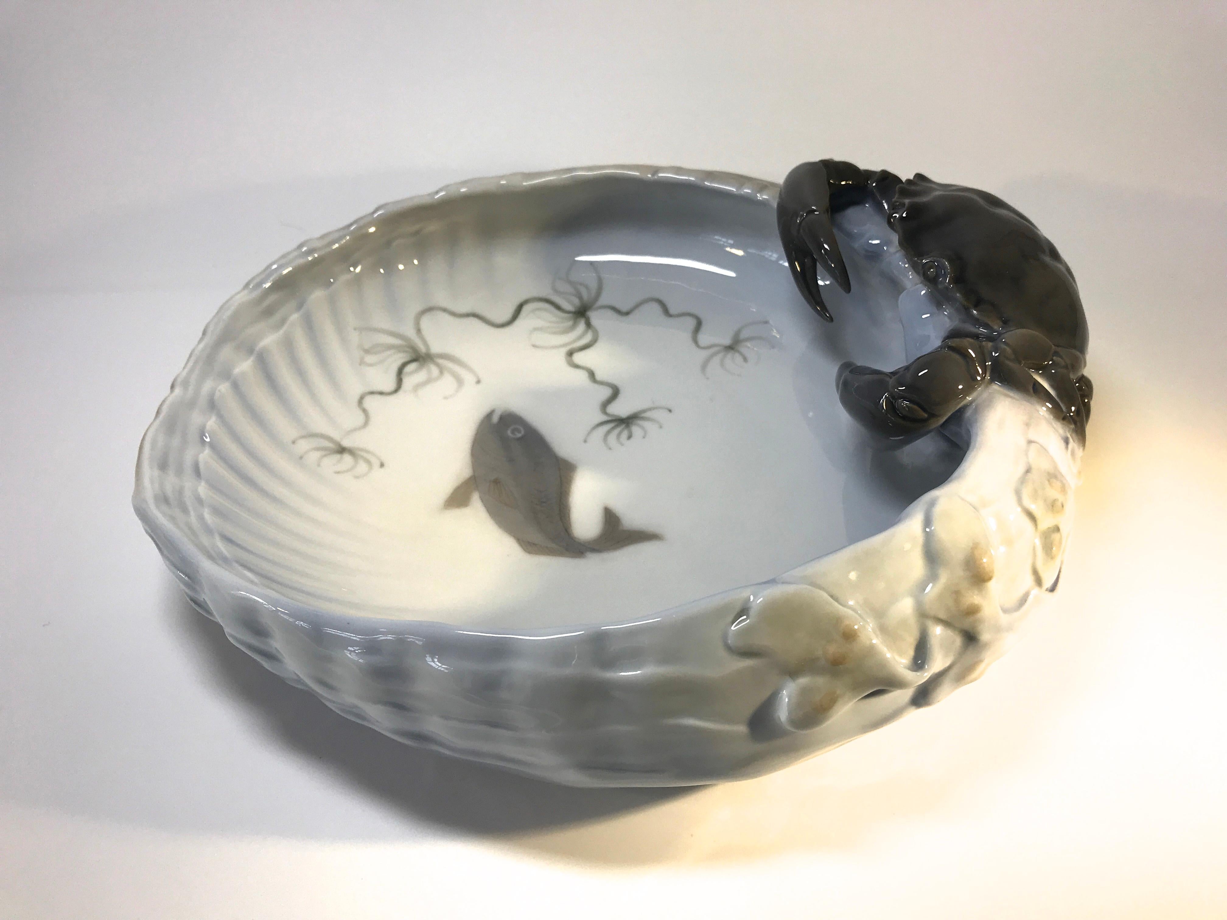 Porcelaine Erik Nielsen, plat à vide-poche en porcelaine Royal Copenhagen avec crabe et poisson #2465