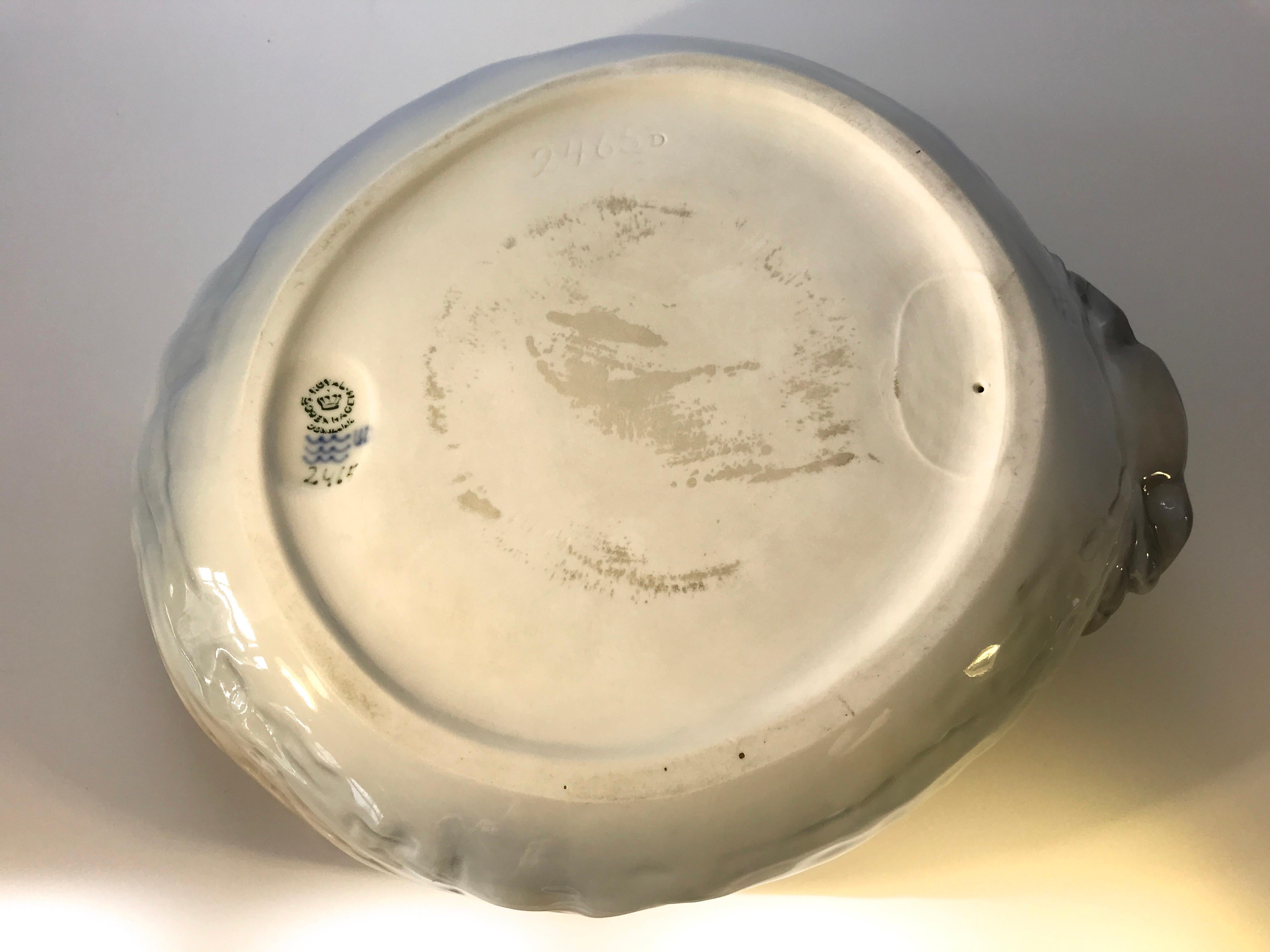 Erik Nielsen, plat à vide-poche en porcelaine Royal Copenhagen avec crabe et poisson #2465 1