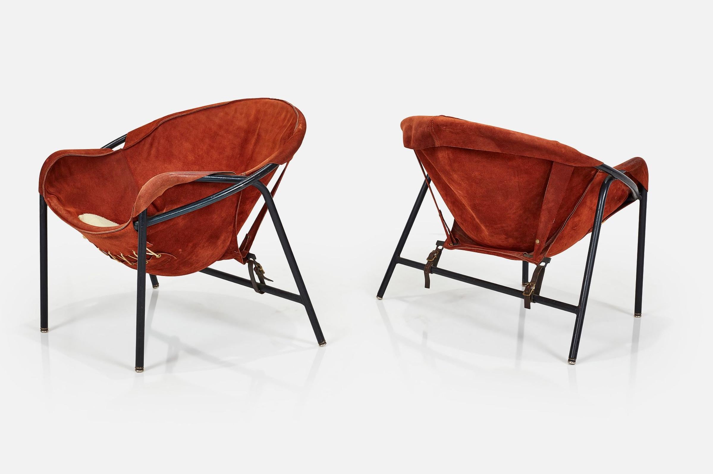 ERIK OLE JORGENSEN
Paire de fauteuils, modèle no. BO 362, vers 1953 
Acier tubulaire laqué, daim, cuir. Fabriqué par Bovirke, Danemark.

Chacun : 25.25