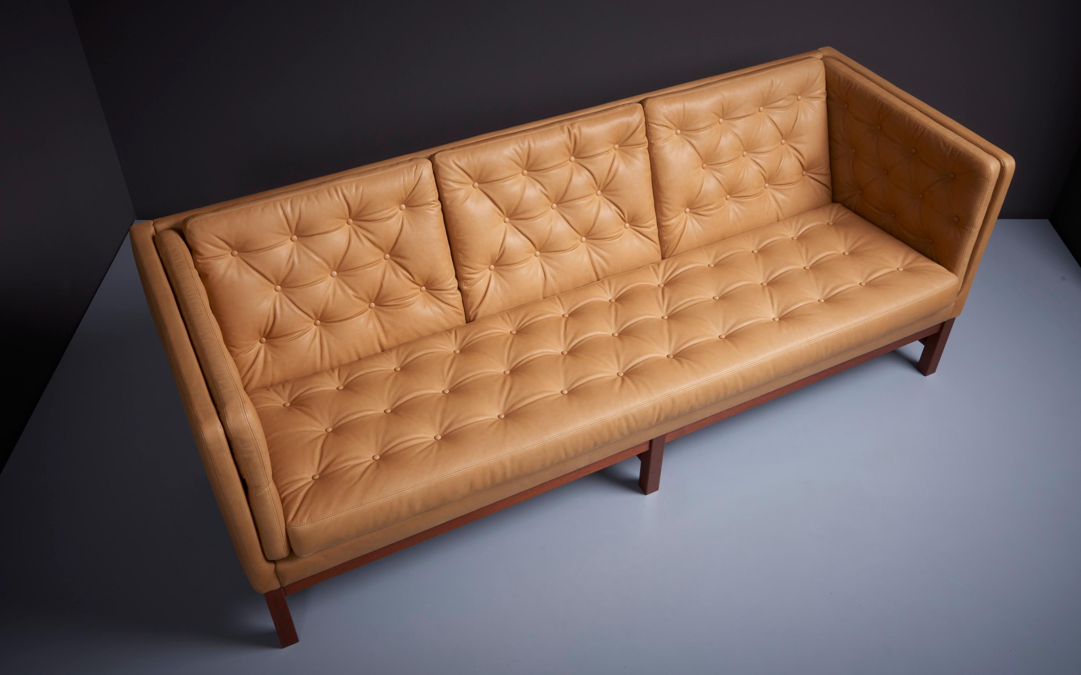 Erik Ole Jorgensen EJ315 Sofa in Aniline Cognac Leather, Denmark, 1970s  In Excellent Condition For Sale In Berlin, DE