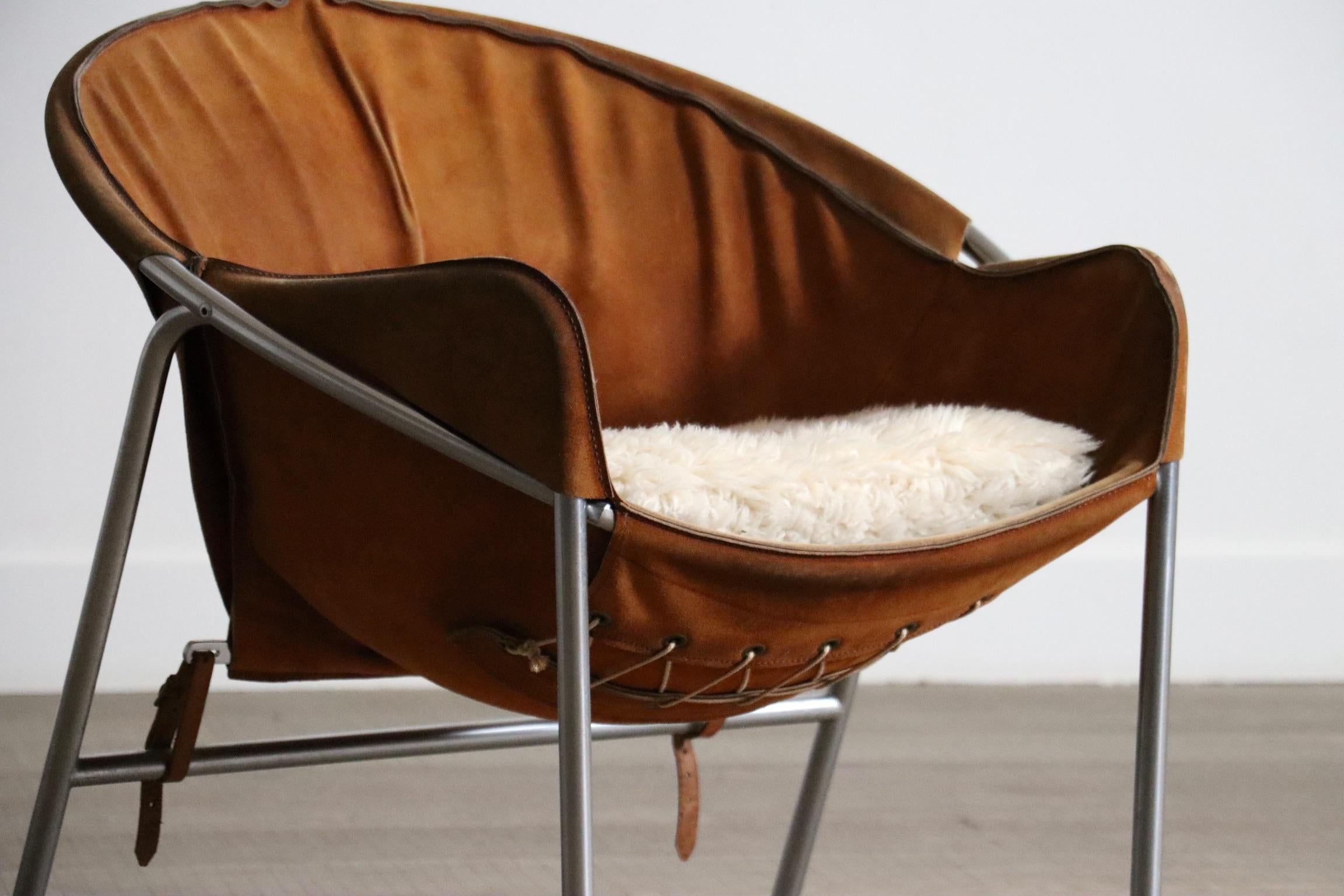 Diseñado por Erik Jørgensen para Bovirke en 1953, el sillón BO361 combina materiales naturales con una construcción precisa. El asiento redondeado de ante descansa dentro de un armazón de metal cromado, lo que confiere a la pieza una marcada forma