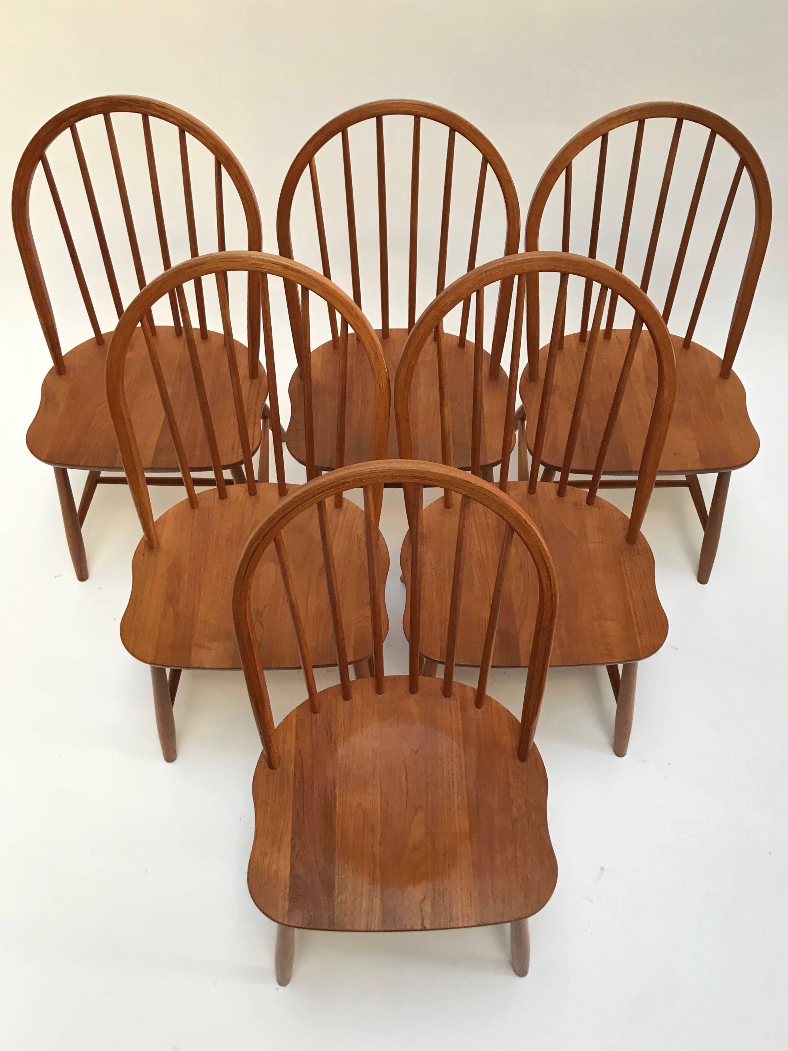Un ensemble de six chaises de salle à manger Windsor danoises par Erik Ole Jørgensen pour Tarm Stole Møbelfabrik. 

En teck massif naturel richement teinté:: il présente un dossier à arceaux avec des fuseaux ronds et un siège confortable avec une