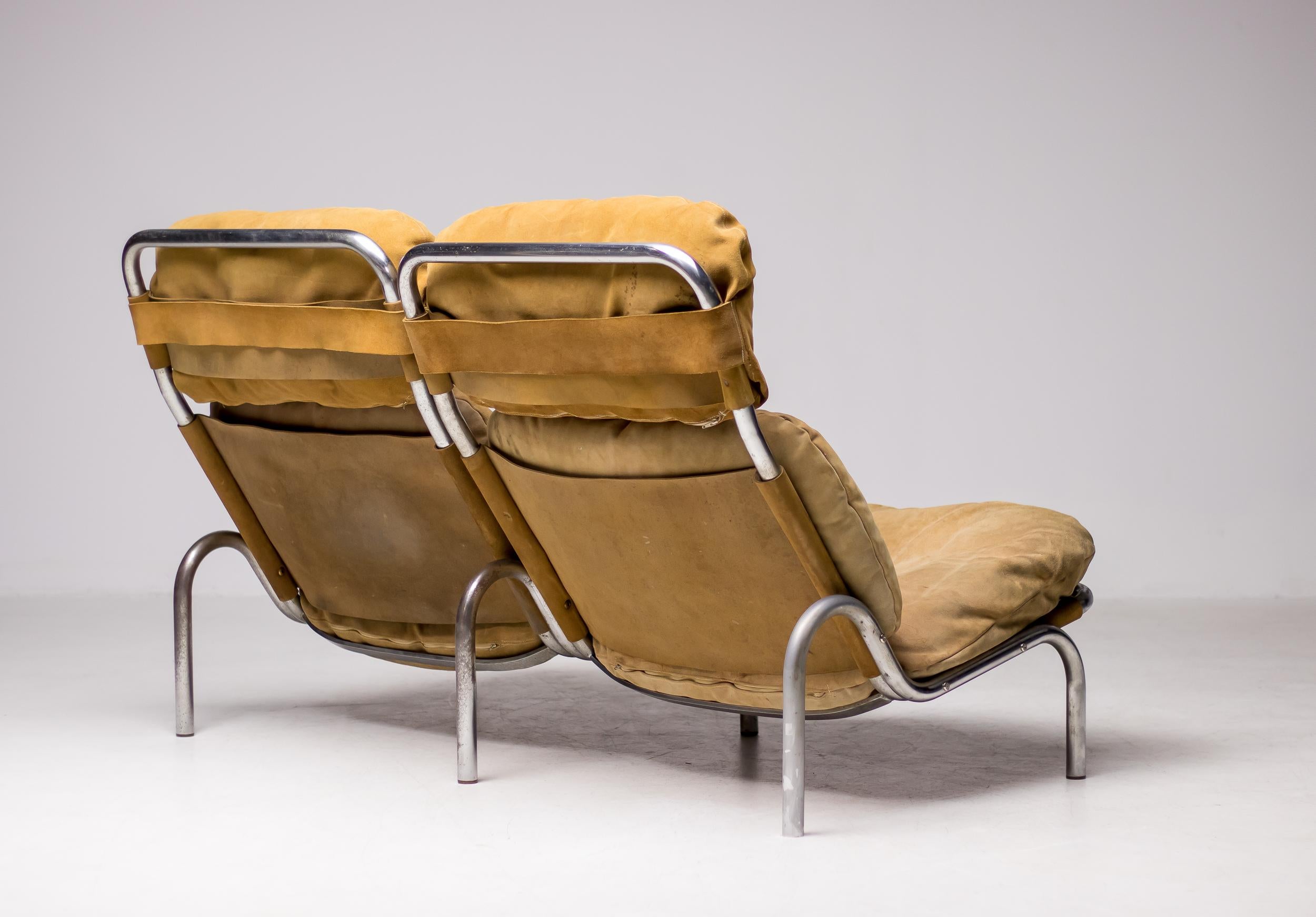Sehr seltenes zweisitziges Sofa, wahrscheinlich ein Einzelstück, entworfen von Erik Ole Jørgensen für Georg Jørgensen & Søn, Dänemark, 1960. Alle ursprünglichen natürlichen Wildlederbezüge in schönem Vintage-Zustand.

Erik Ole Jørgensen (1925-2002)