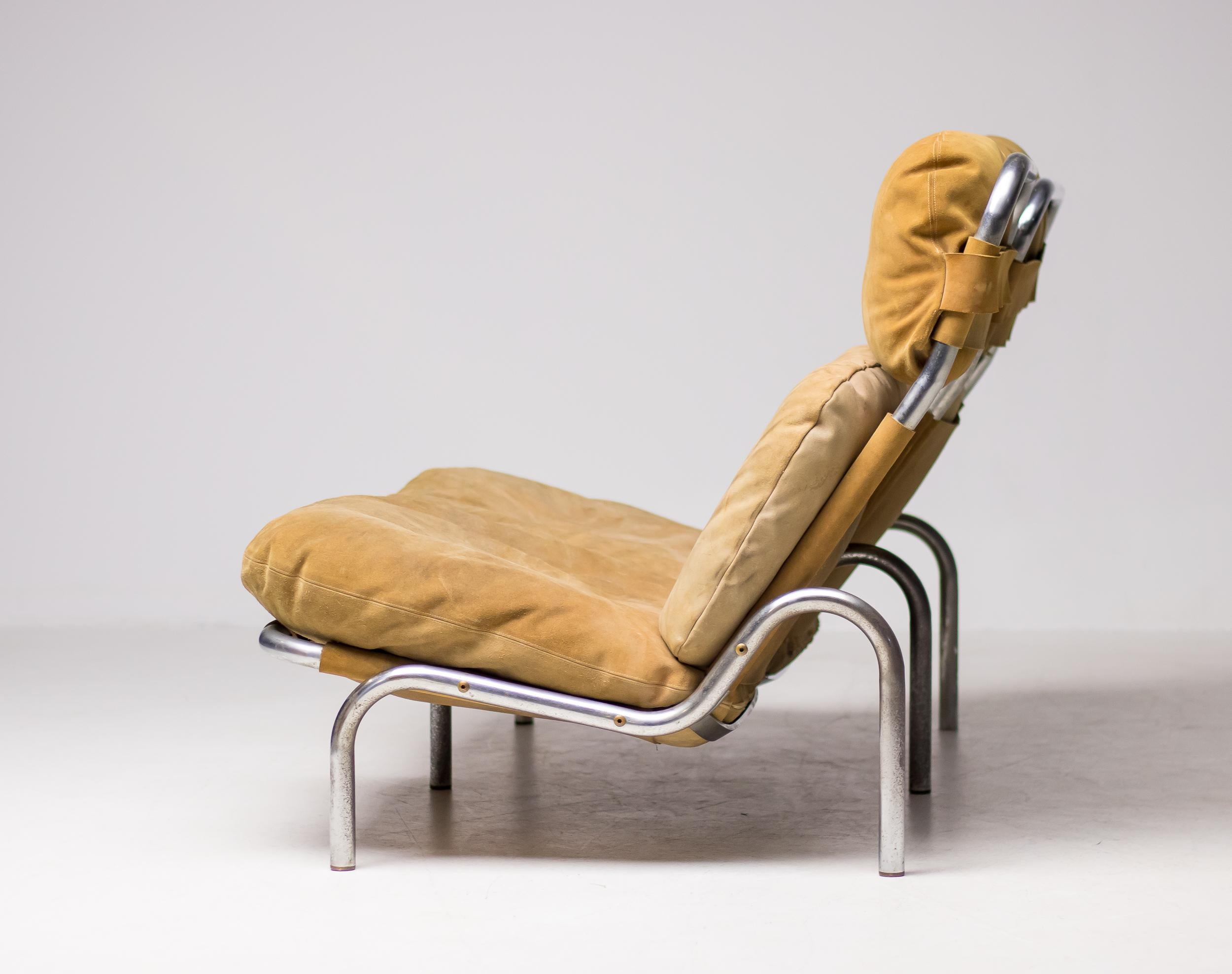 Rarísimo sofá de dos plazas, probablemente único, diseñado por Erik Ole Jørgensen para Georg Jørgensen & Søn, Dinamarca, 1960. Tapicería original de ante natural en buen estado vintage.

Erik Ole Jørgensen (1925-2002) fue un diseñador de muebles