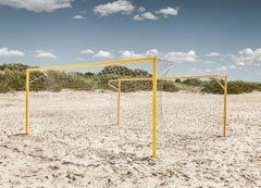 Beach Goals – Großformatfotografie ikonischer gelber Fußball goals