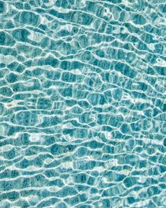 H2O IV - photographie grand format de reflets du soleil sur la surface de l'eau de la piscine