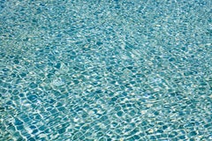 H2O ll - fotografía de gran formato de reflejos del sol en la superficie del agua de la piscina