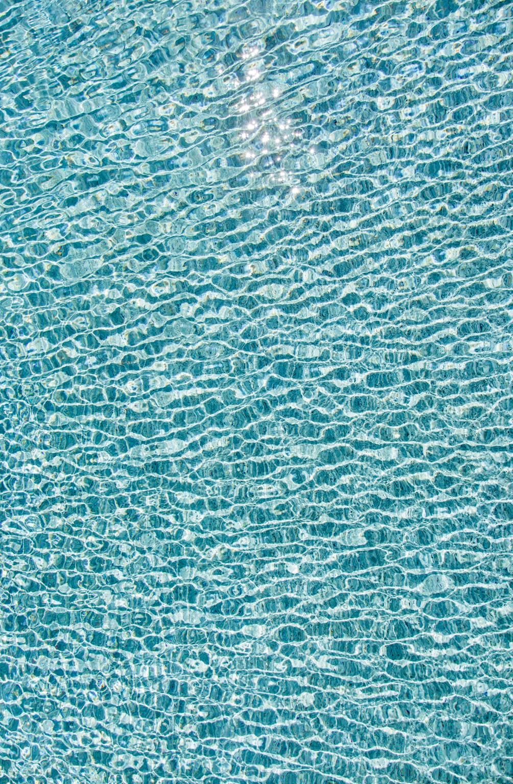 H2O V - photographie grand format de reflets du soleil sur la surface de l'eau de la piscine - Photograph de Erik Pawassar