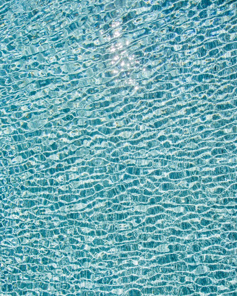 H2O V - Großformatfotografie von Sonnenspiegelungen auf der Wasseroberfläche eines Pools