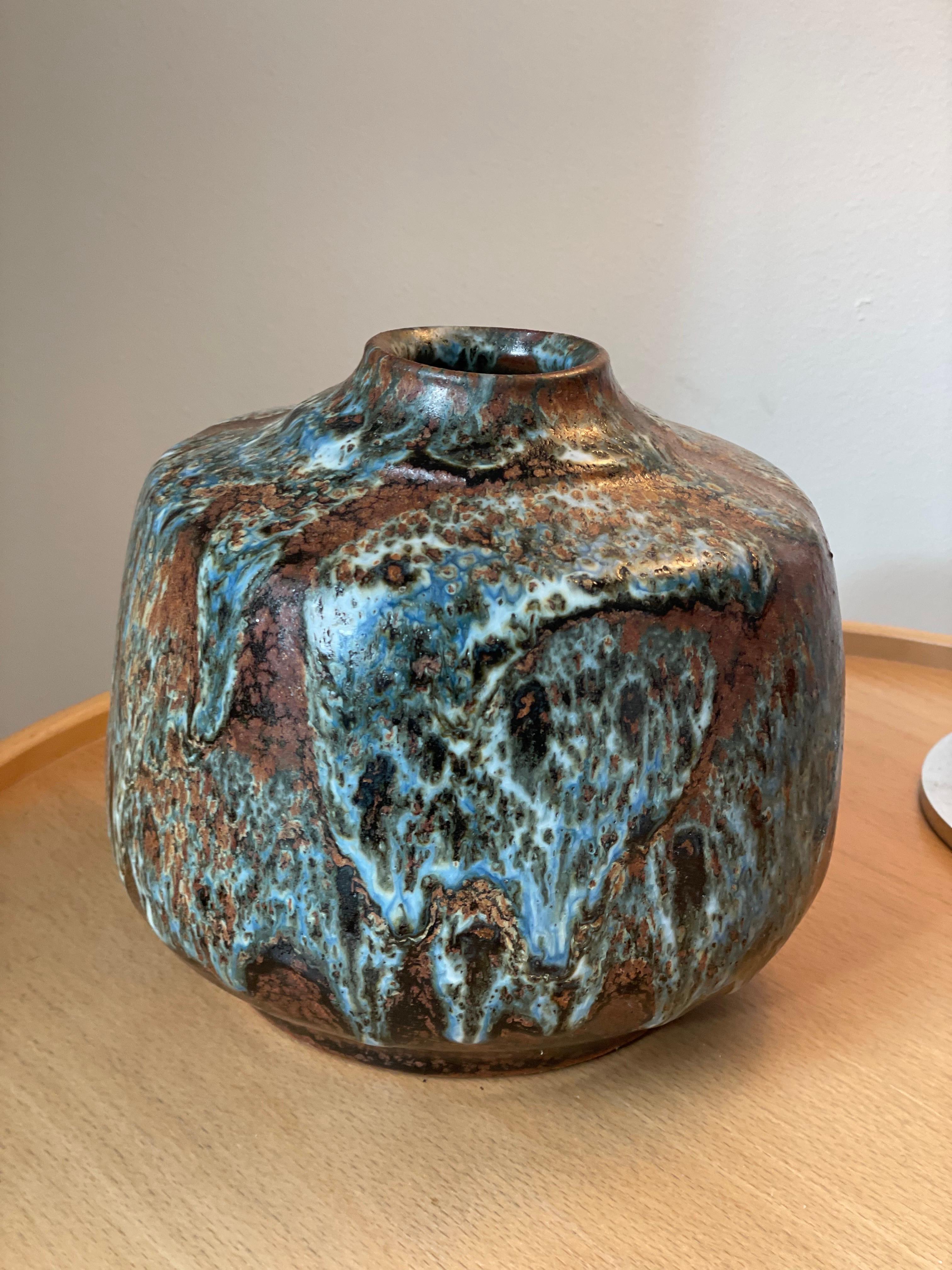 Erik Pløen was one of the leading figures in modern Norwegian ceramics. He had an exceptionally varied artistry where he constantly experimented with new forms and glazes. Pløen's work is primarily characterized by a great sculptural