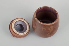 Erik Rahr für Saxbo. Steingutgefäß mit Deckel und mattbrauner Glasur. Mitte des 20. Jahrhunderts