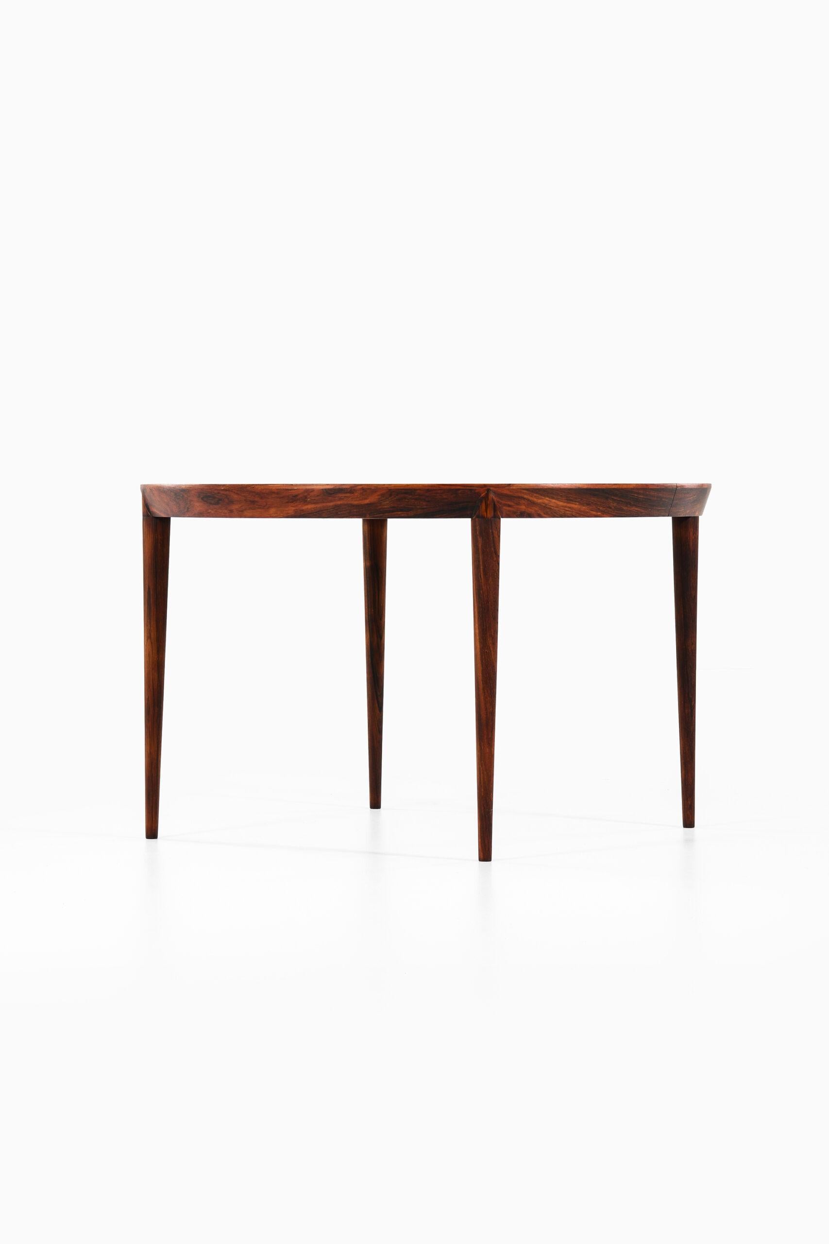 Table de salle à manger modèle 71 conçue par Erik Riisager Hansen. Produit par Haslev Møbelsnedkeri au Danemark.
Mesures : Largeur : 118 ( 218 ) cm.