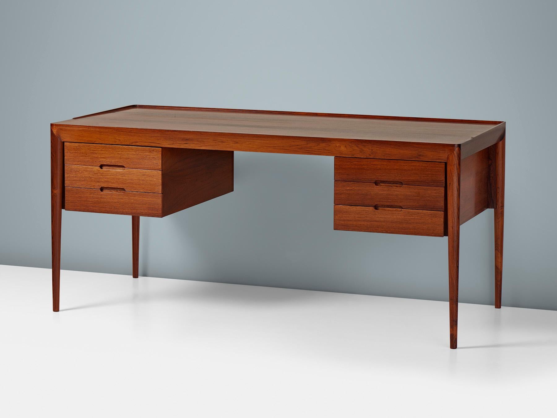 Erik Risager-Hansen - Escritorio, c1960s

Escritorio raramente visto, fabricado por Haslev Mobelsnedkeri en Dinamarca y diseñado por el maestro danés Erik Risager-Hansen (también conocido como Severin Hansen hijo) a principios de la década de 1960.