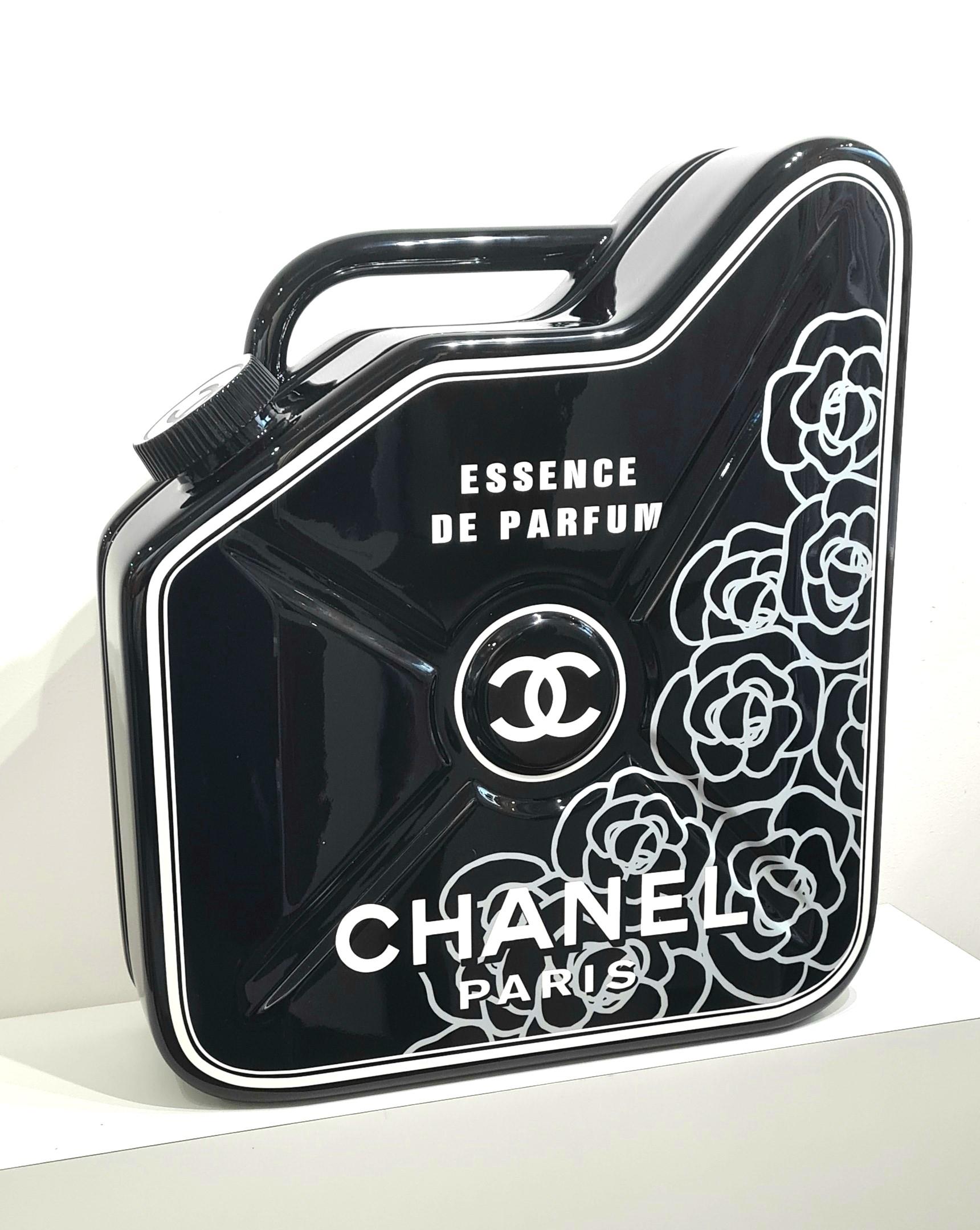 Chanel-Jerrycan – Sculpture von Erik Salin