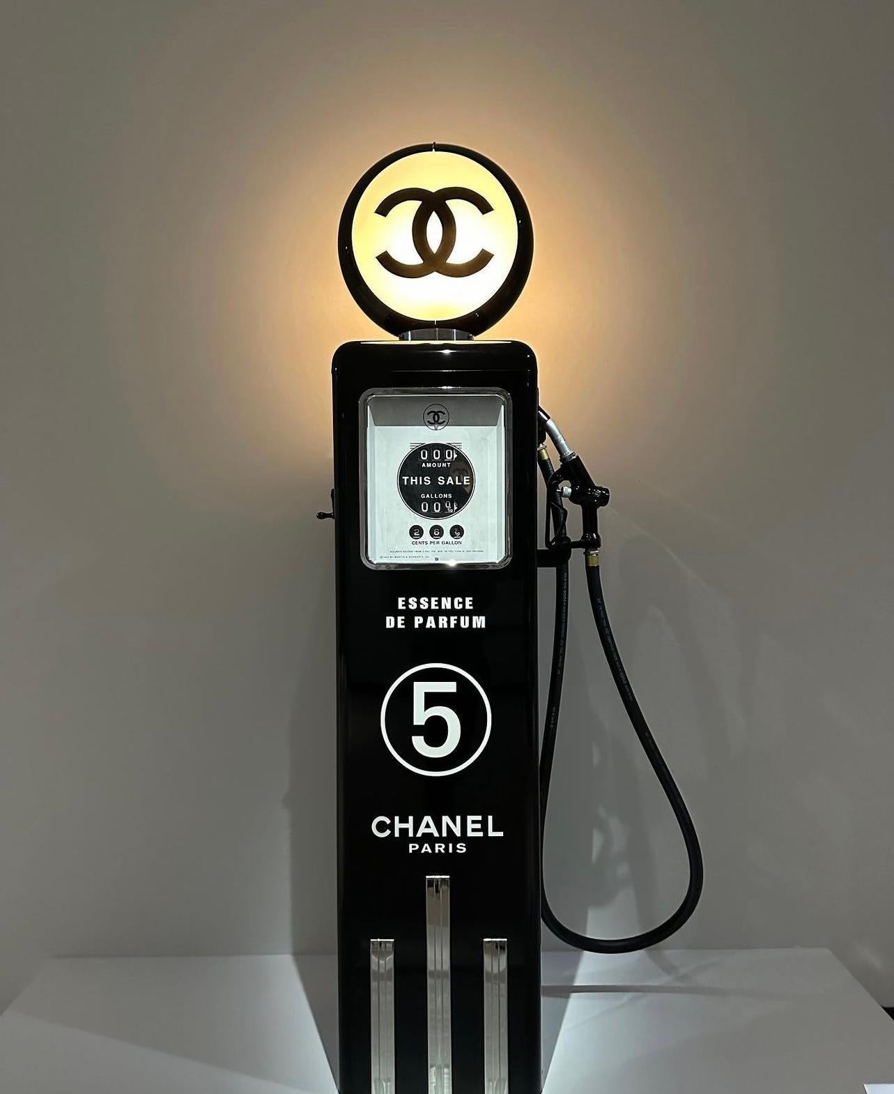Chanel Petrol Pump - Sculpture de Erik Salin