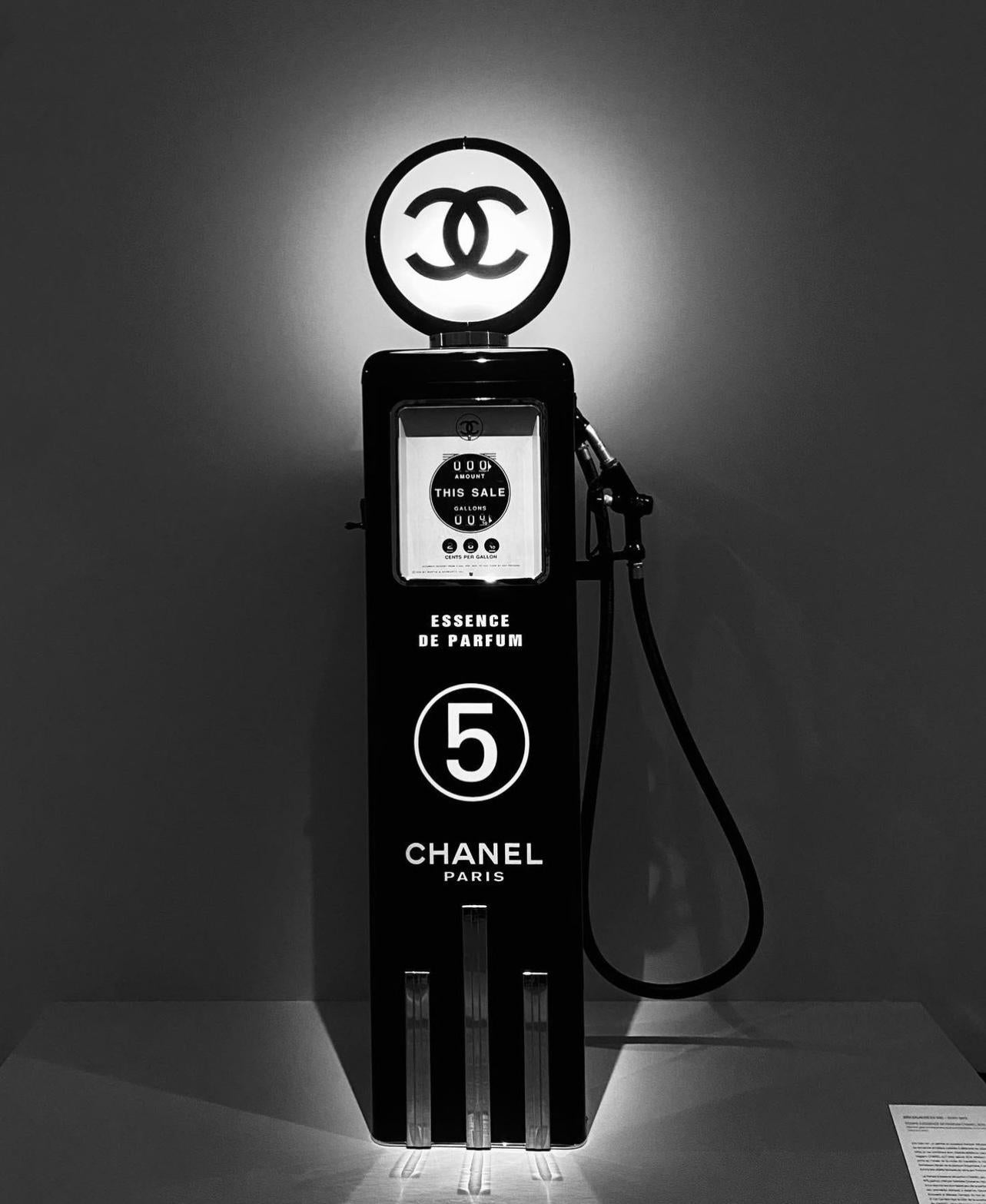 Chanel Petrol Pump - Sculpture Arte pop de Erik Salin