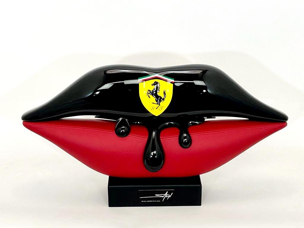 Still-Life Sculpture de Erik Salin - Labios Fundidos Ferrari