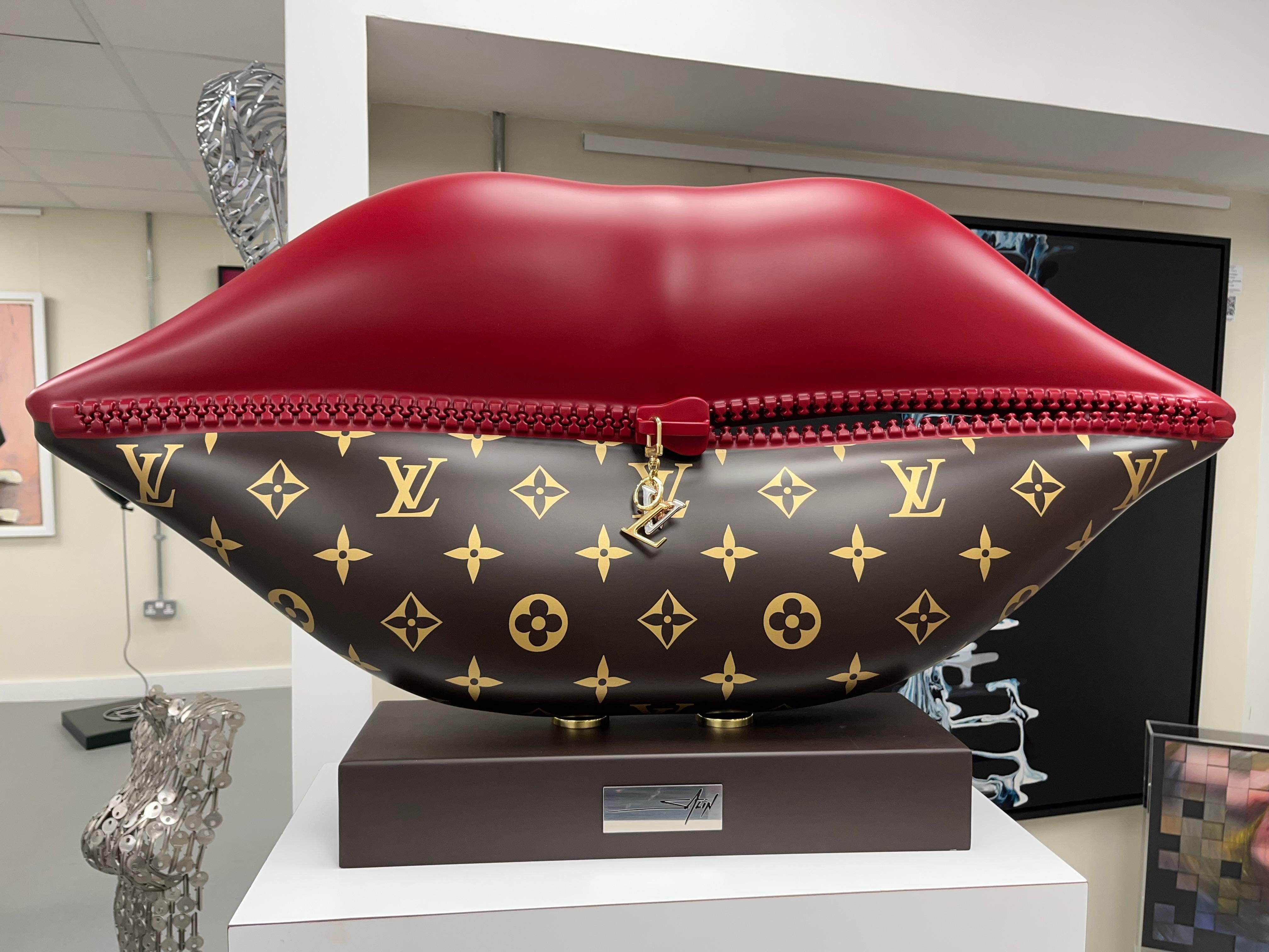 Labios Louis Vuitton - Still-Life Sculpture Gris de Erik Salin