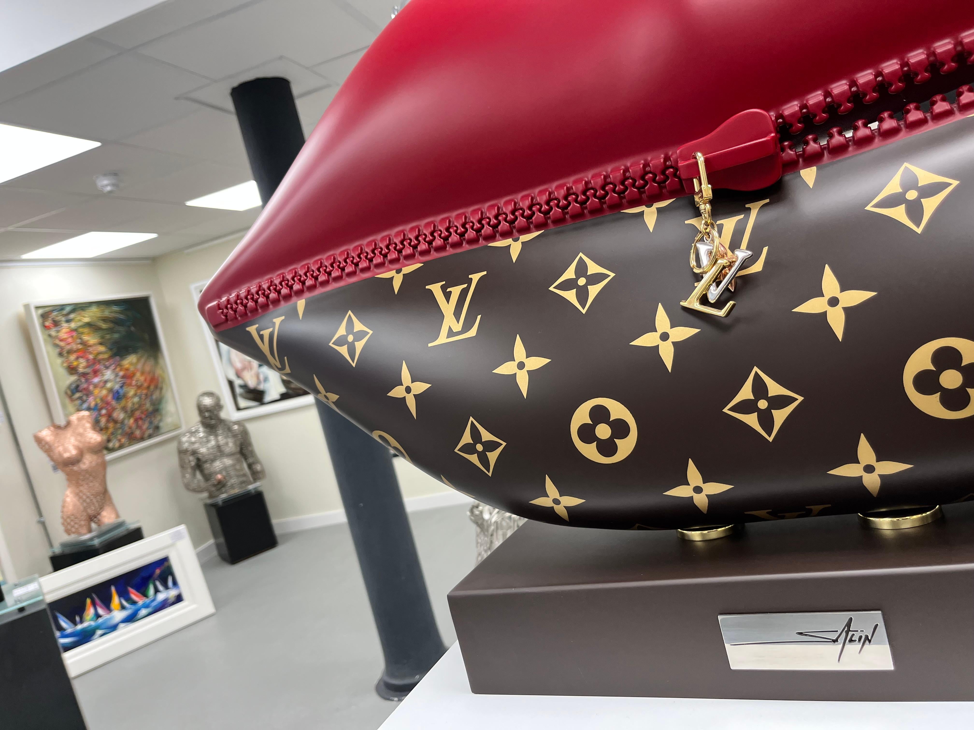 Escultura original 

Hermosa escultura Pop Art basada en nuestro amor por las marcas y el consumismo. 

Hecho y pintado a mano en Francia. El artista Erik Salin trabaja incansablemente para recrear la marca Louis Vuitton con mucha integridad y
