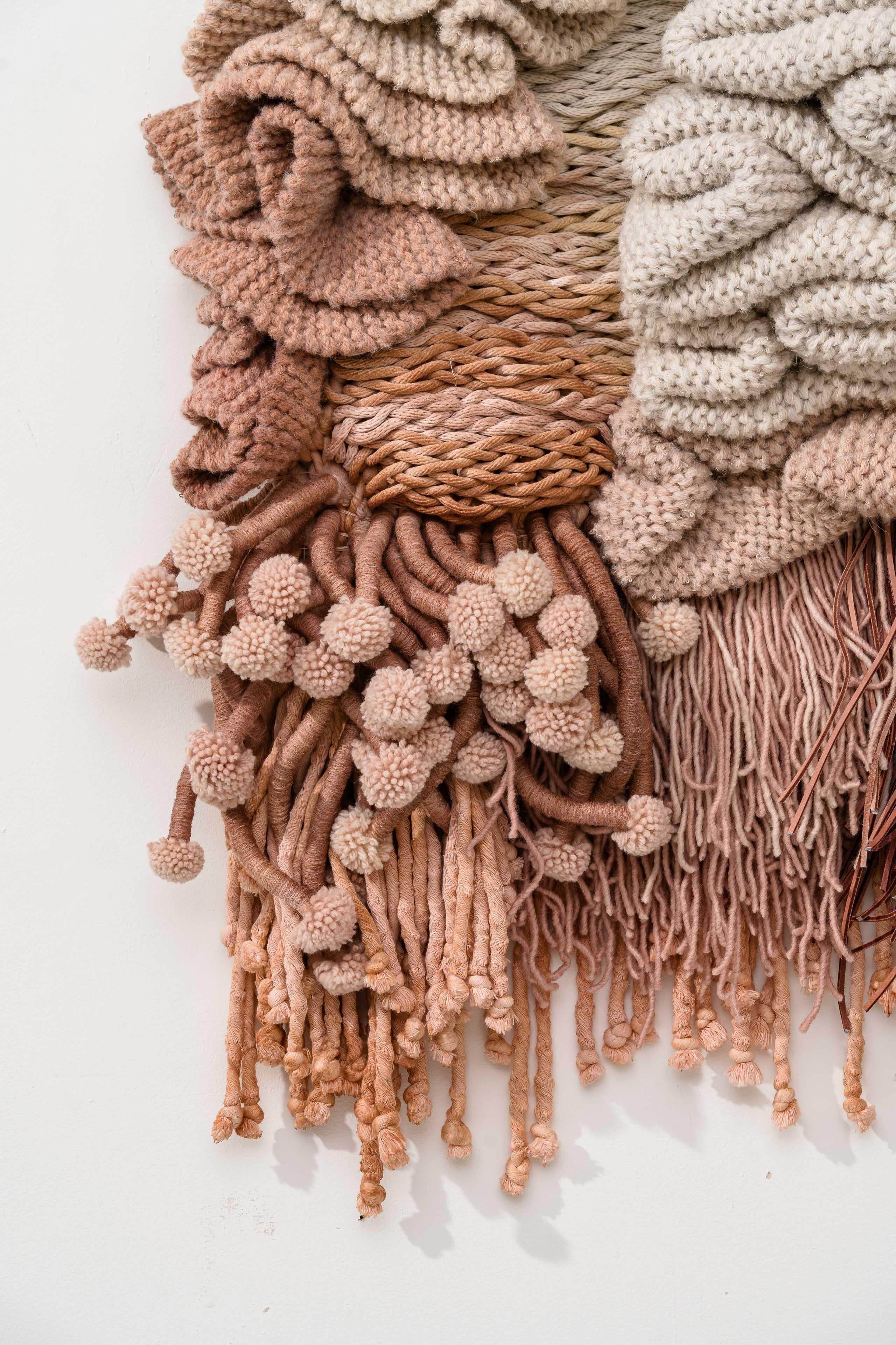 El textil, una de las primeras formas de artesanía humana, es un lenguaje universal, a la vez esencial y accesorio. Durante los últimos ocho años, el artista nómada Erik Speer ha creado collages experimentales de arte en fibra que emplean diversas