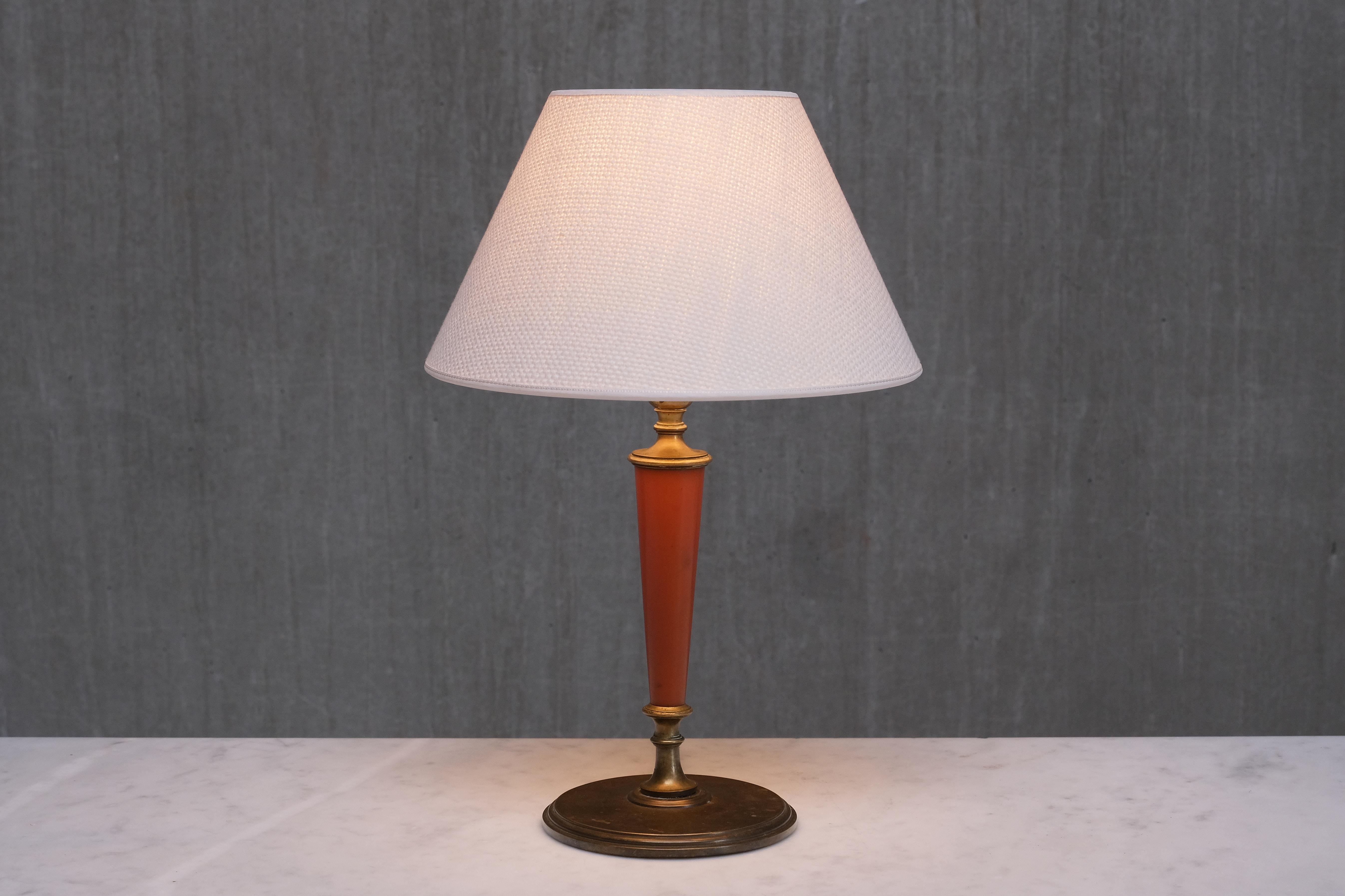 Cette lampe de table rare a été conçue par Erik Tidstrand en 1927 et produite sous le modèle 26550 par Nordiska Kompaniet en Suède. Le modèle figure dans le catalogue NK de 1928. 

Le design est exécuté en laiton patiné antique avec un centre