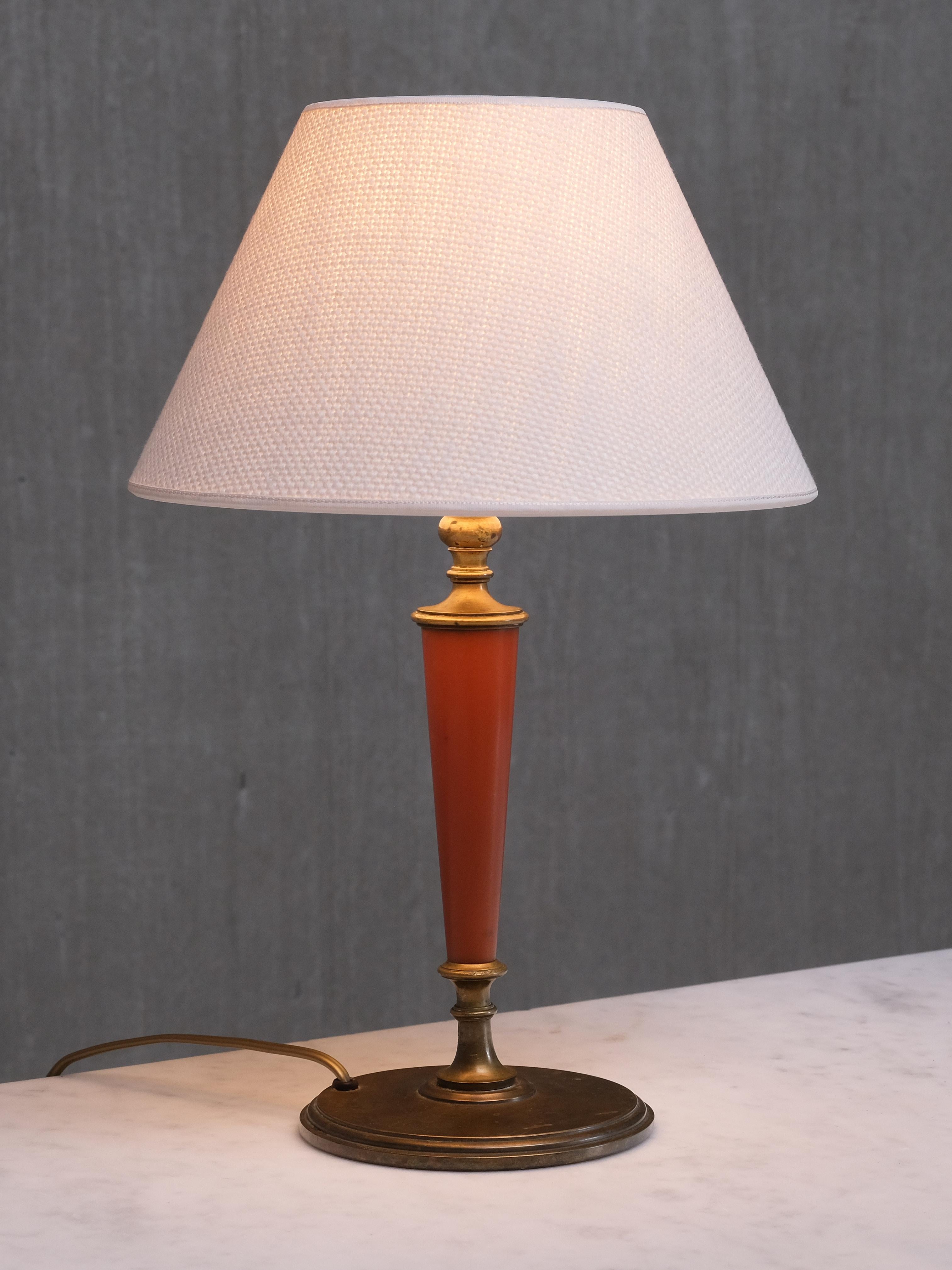 Suédois Lampe de table en laiton d'Erik Tidstrand, abat-jour en lin, Nordiska Kompaniet, Suède, 1927 en vente