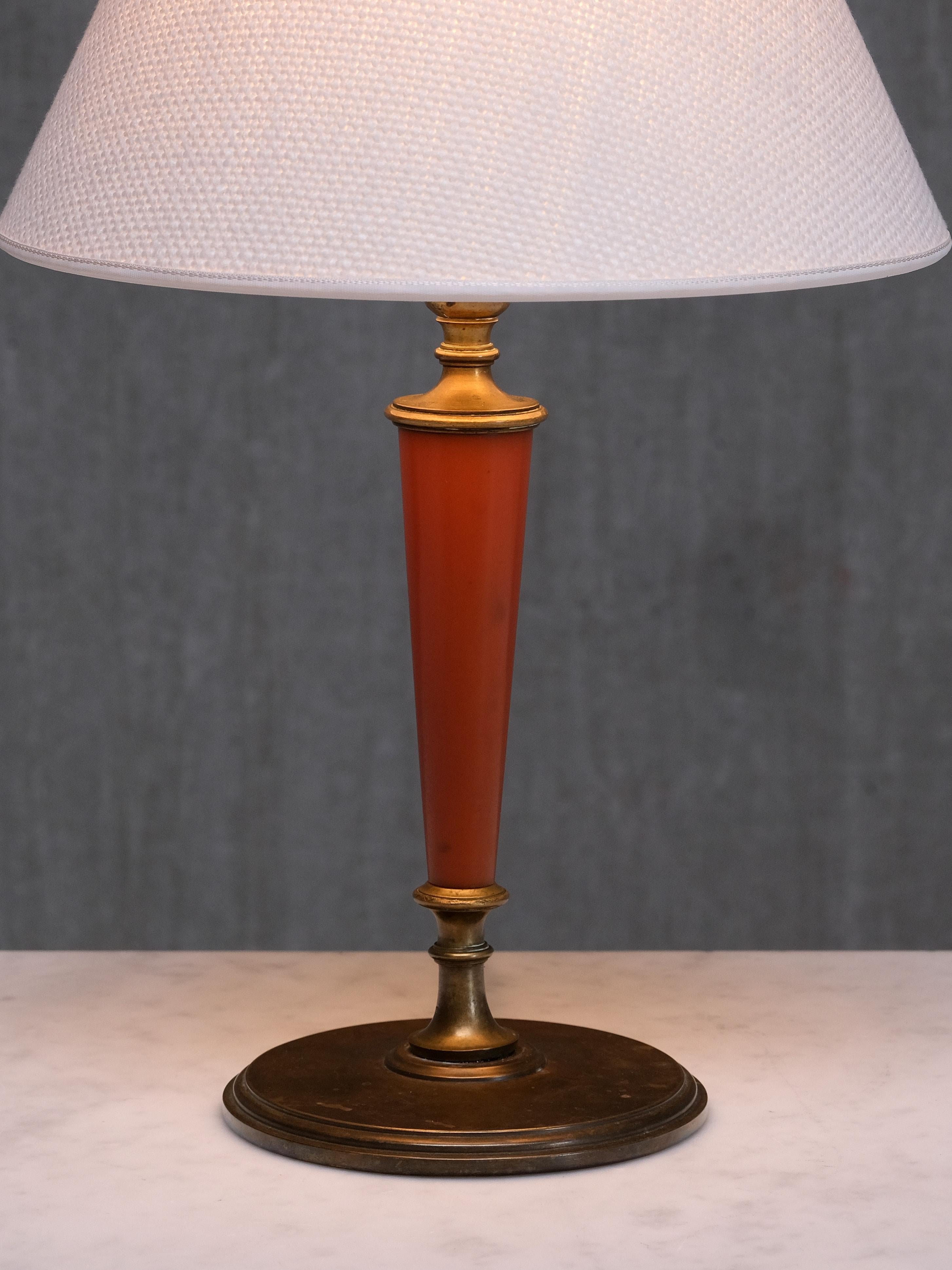 Début du 20ème siècle Lampe de table en laiton d'Erik Tidstrand, abat-jour en lin, Nordiska Kompaniet, Suède, 1927 en vente