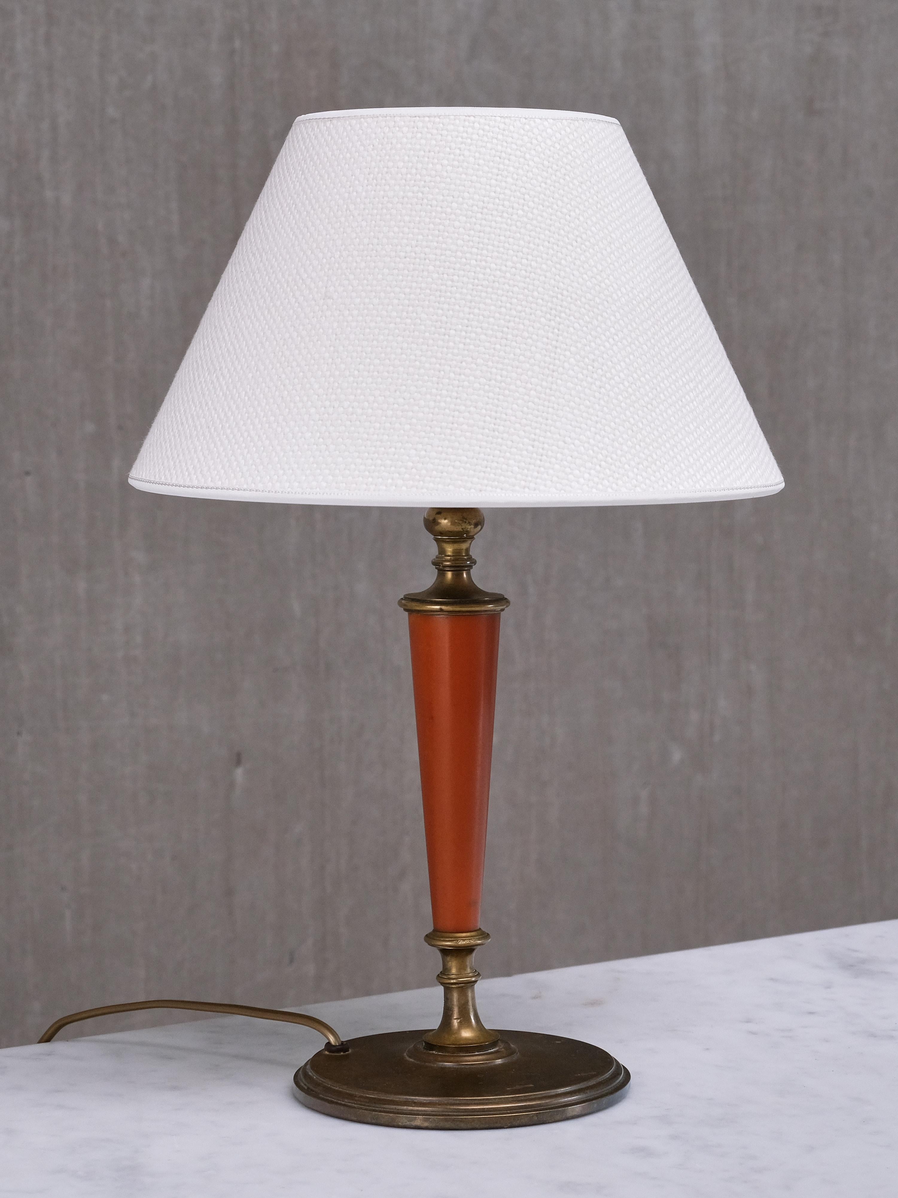 Laiton Lampe de table en laiton d'Erik Tidstrand, abat-jour en lin, Nordiska Kompaniet, Suède, 1927 en vente