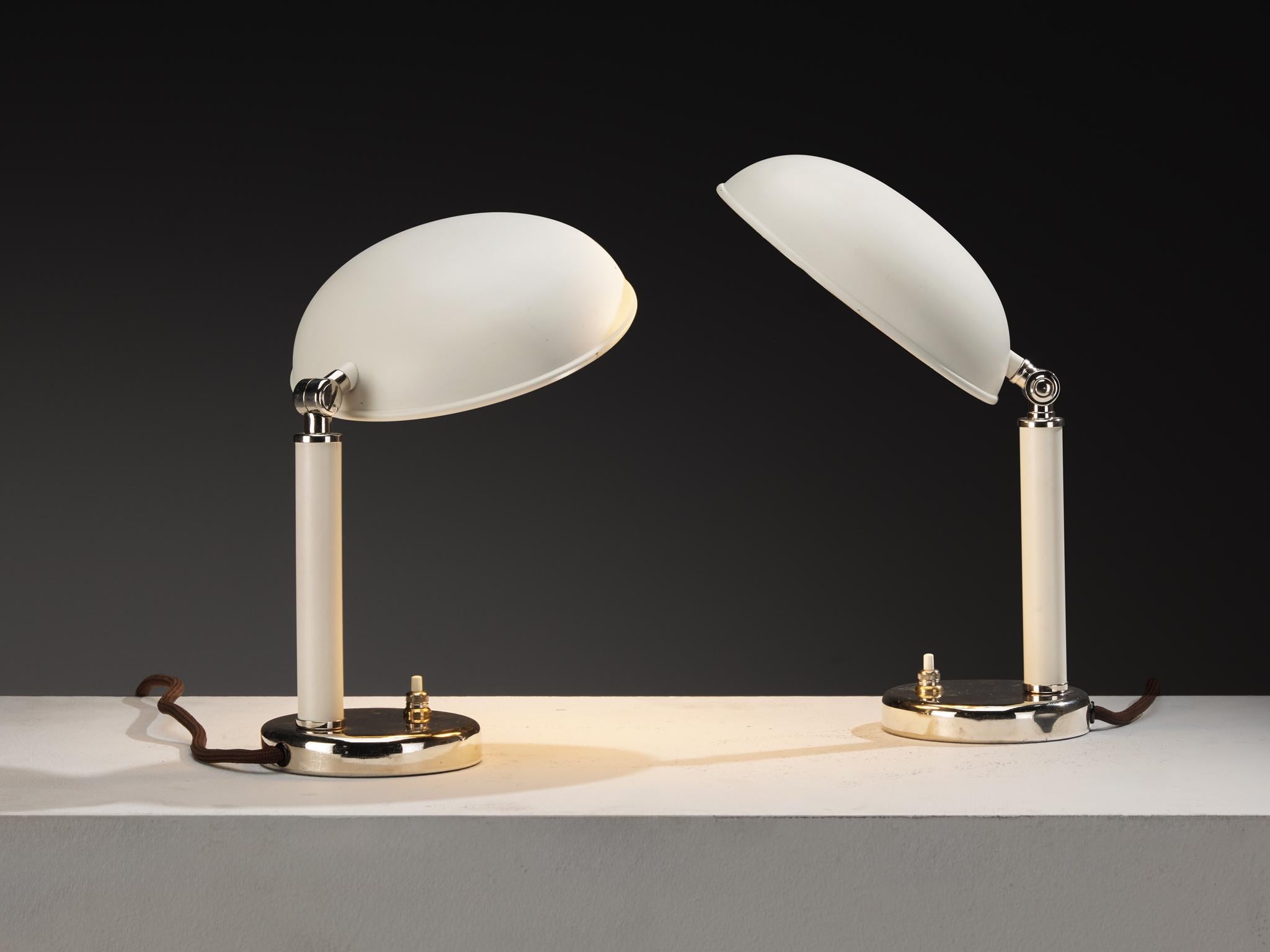 Erik Tidstrand für Nordiska Kompaniet, Paar Tisch- oder Wandleuchten, Messing, lackiertes Metall, verchromter Stahl, Schweden, 1930er Jahre

Dieses elegante Lampenpaar, das in den 1930er Jahren von Erik Tidstrand für Nordiska Kompaniet entworfen